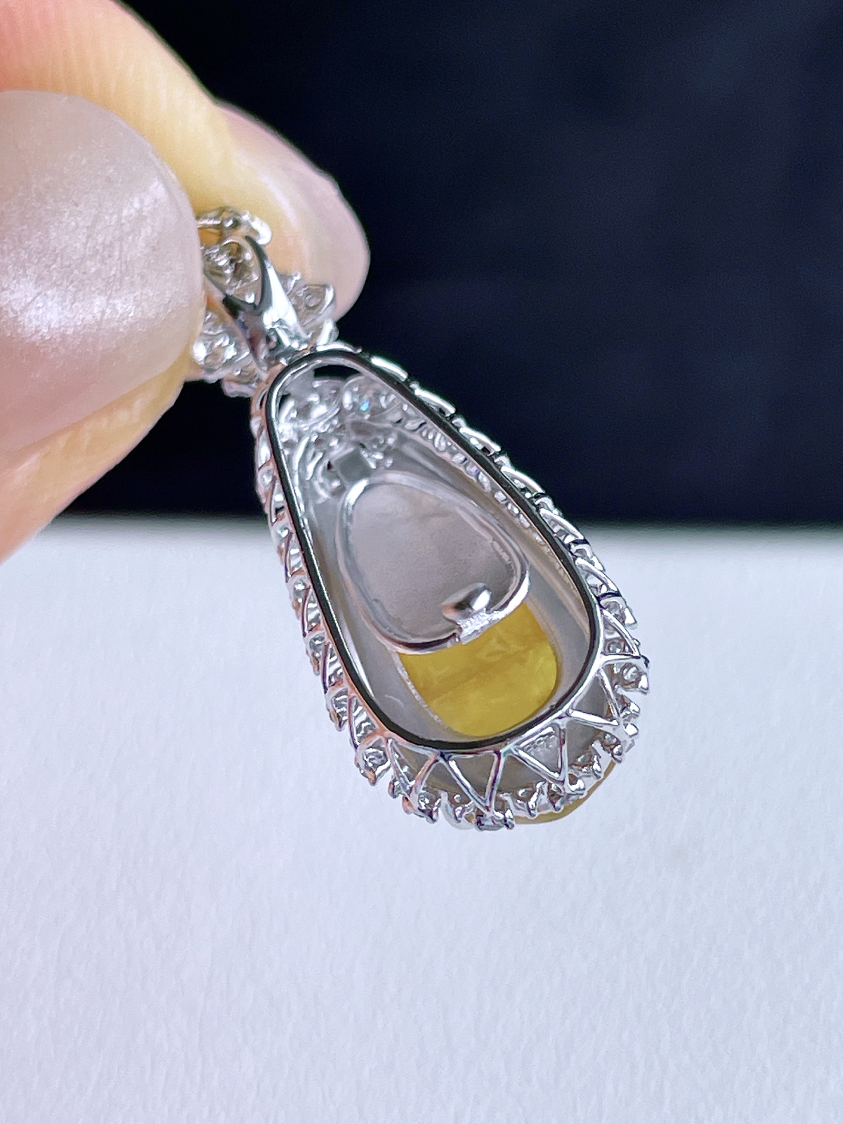 【镶嵌】冰黄翡豆子黄翡福豆吊坠  
【说明】缅料 18k金镶嵌 性价比高  
【整体】28-11-9.4
【裸石】17.4-8.2-4