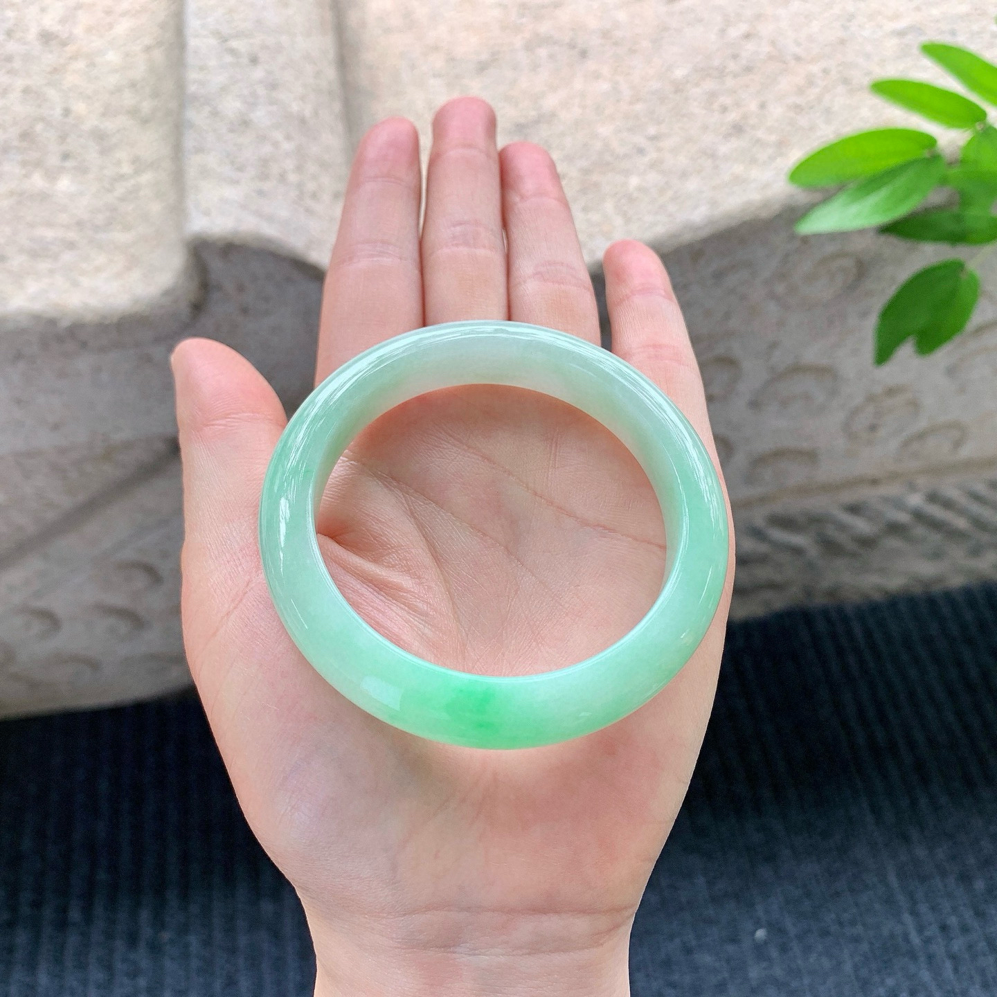 正圈53 54
【圈口】54.4/11.2/8
【描述】细糯飘绿，水润，种老，细腻，无纹裂！