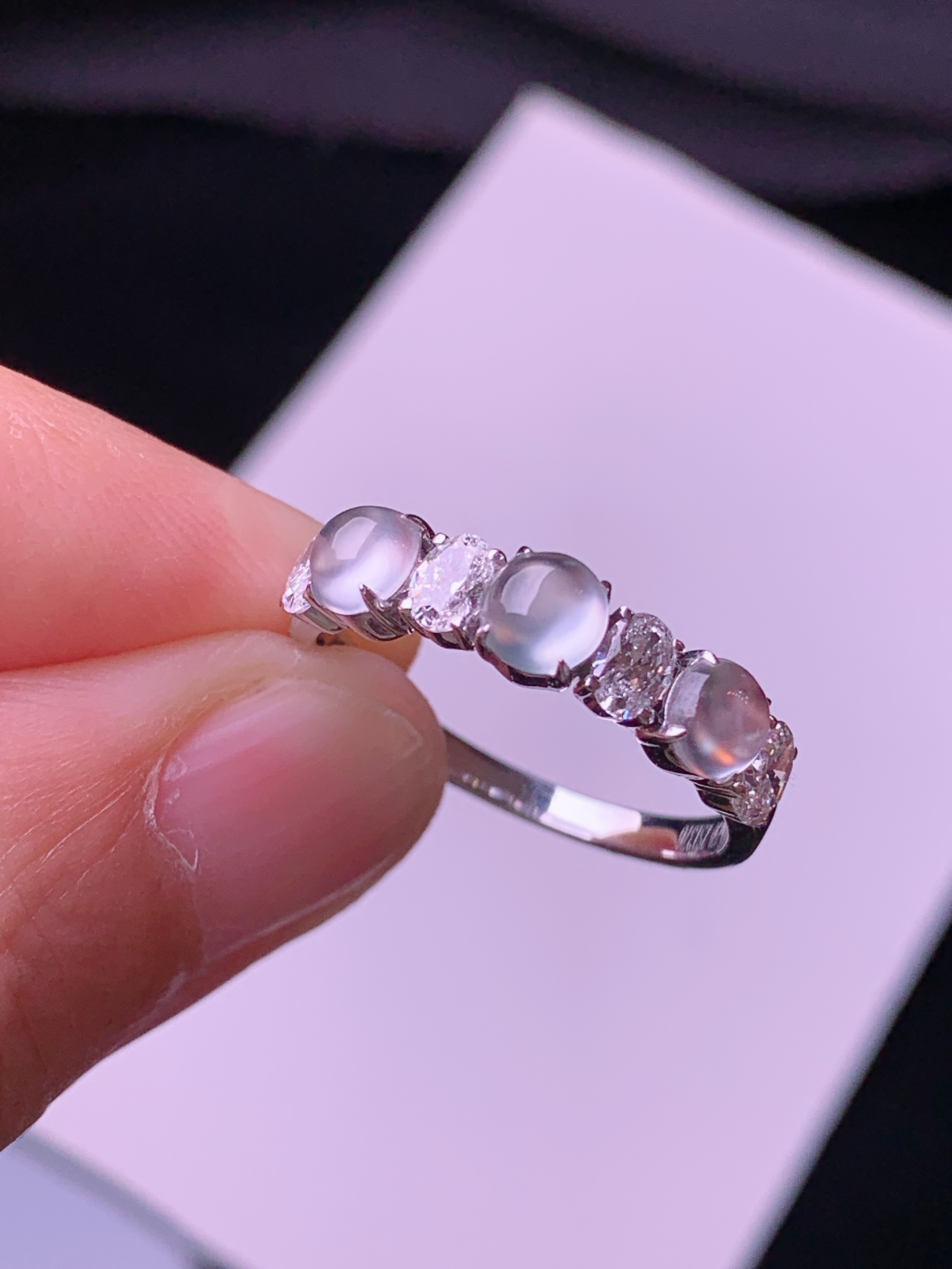 18k金培育钻镶嵌冰种蛋面戒指 玉质细腻 色泽艳丽清新 水润亮眼 圈口14 整体尺寸4.2*2.5