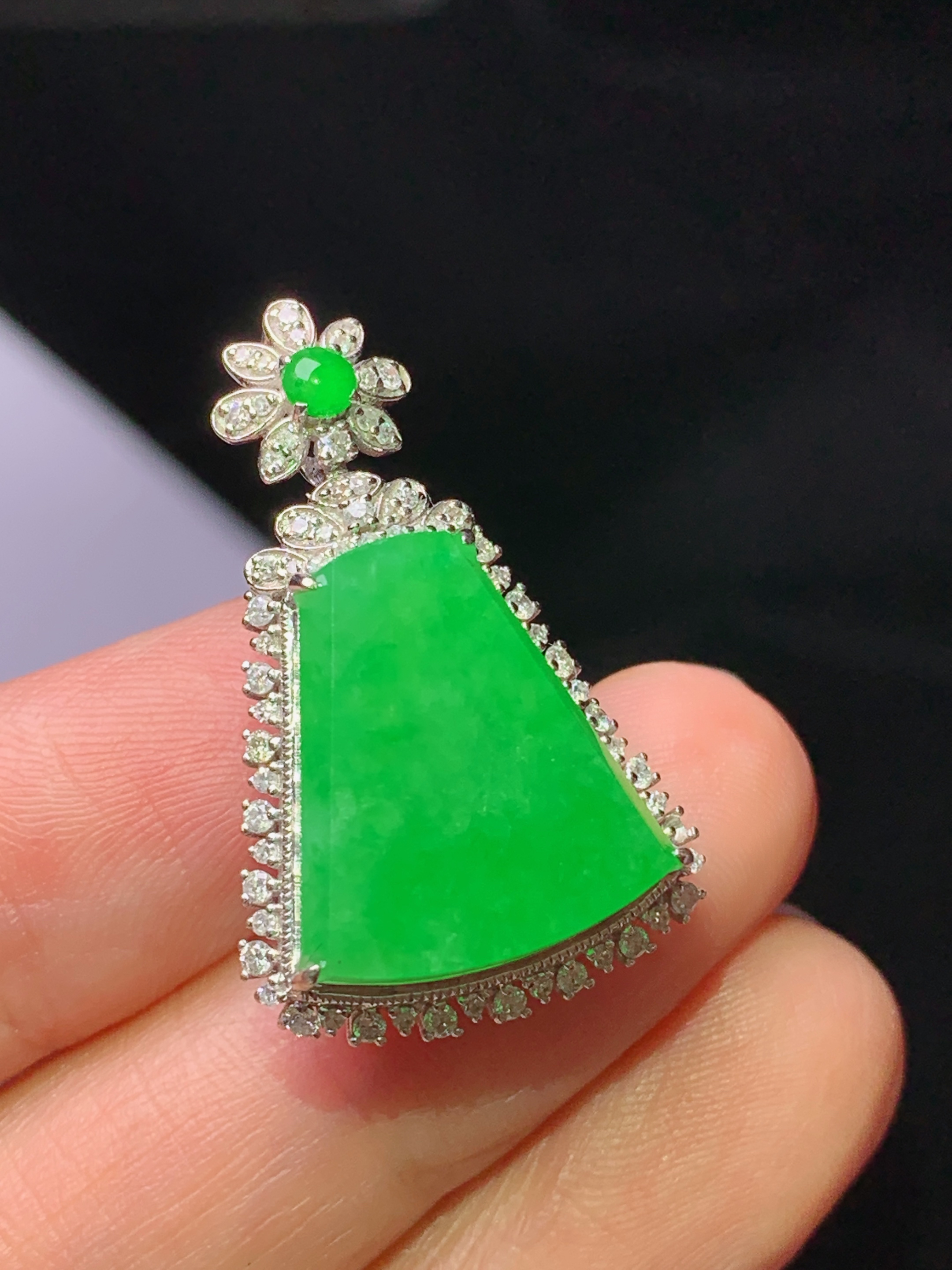18k金钻镶嵌翠绿无事牌吊坠 玉质细腻 色泽艳丽清新 水润亮眼 整体尺寸29.6*18.6*9.5k1