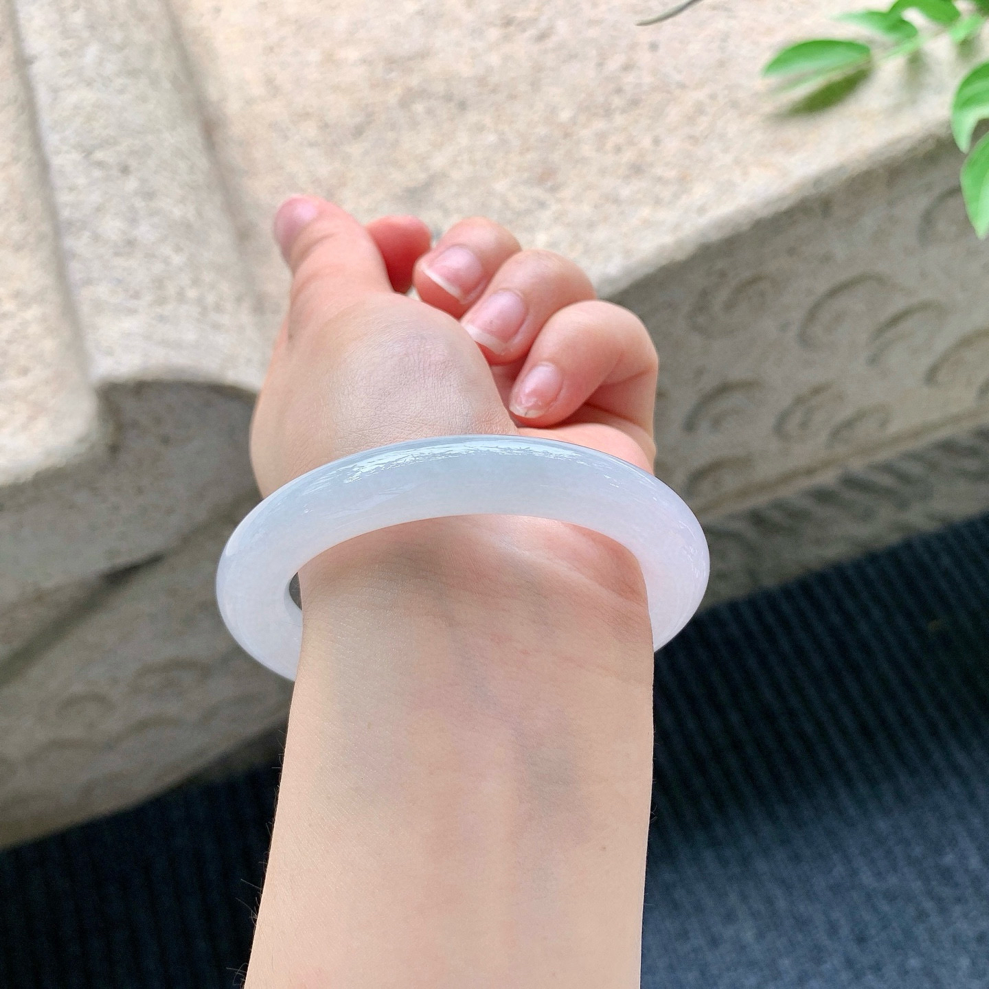 圆条53 54
【圈口】53.8/10.3/10.3
【描述】糯冰淡粉紫，水润，种老，细腻，无纹裂！