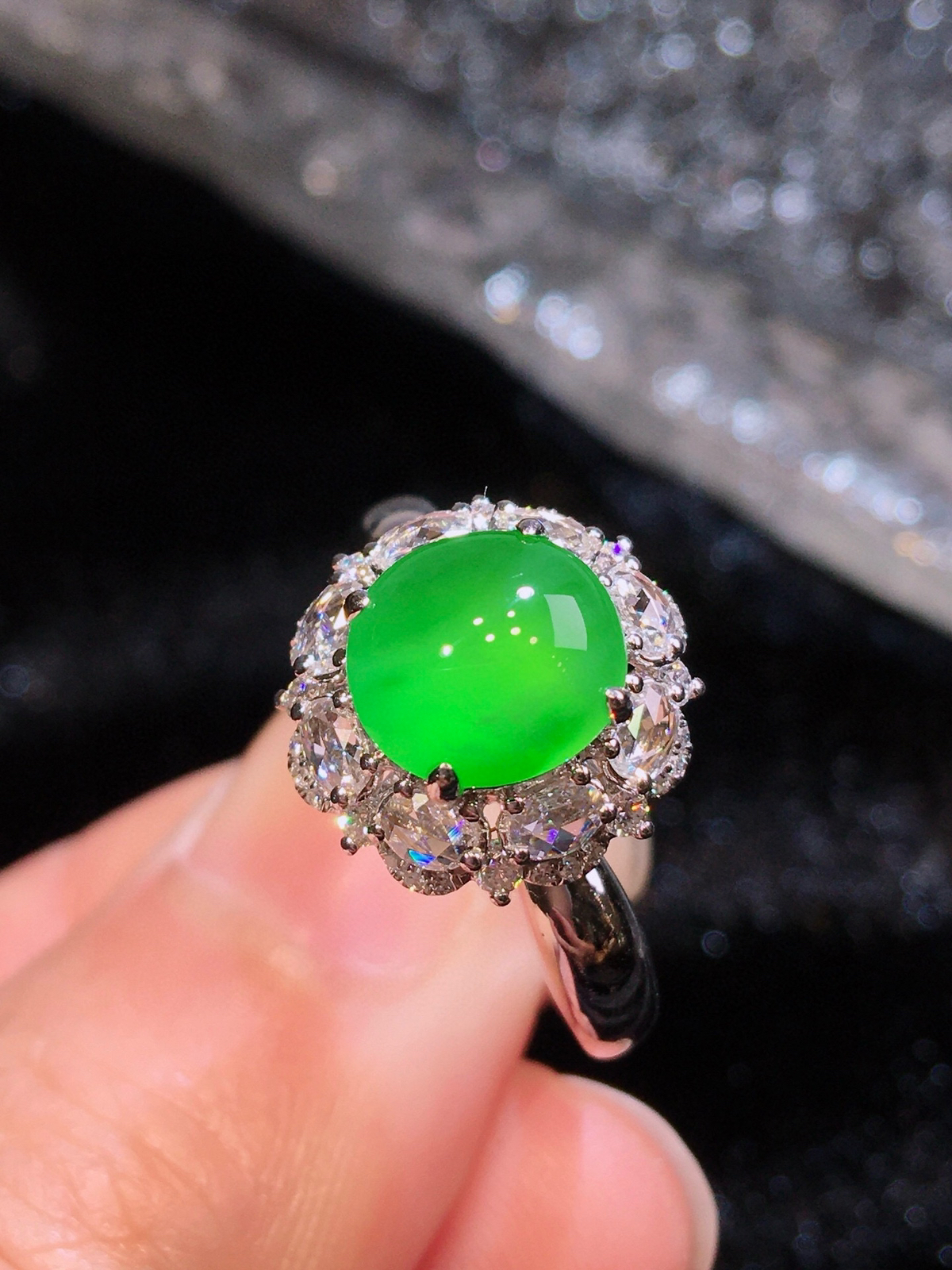 缅甸满绿翡翠蛋面戒指
18K重金豪华镶嵌