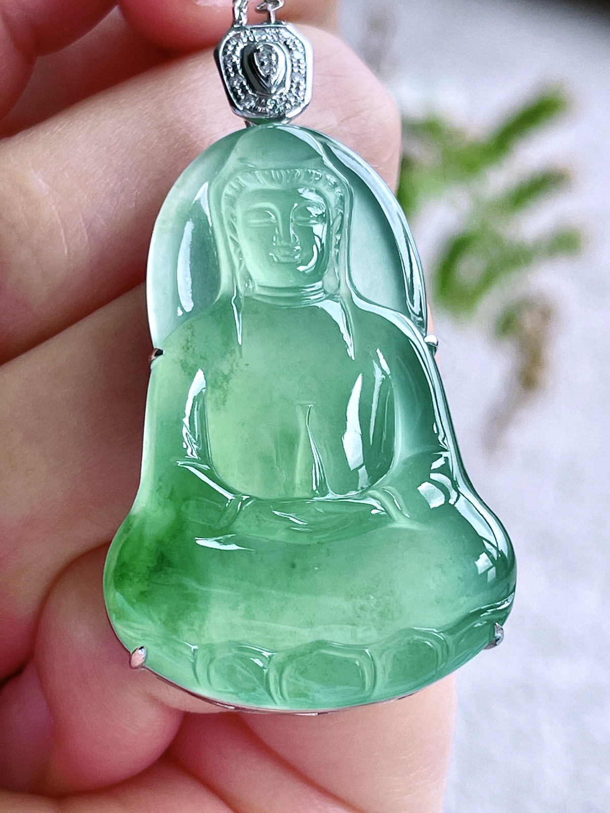 【镶嵌】高冰晴绿观音素衣观音吊坠  
【说明】缅料 18k金镶嵌 性价比高  
【整体】48.8-