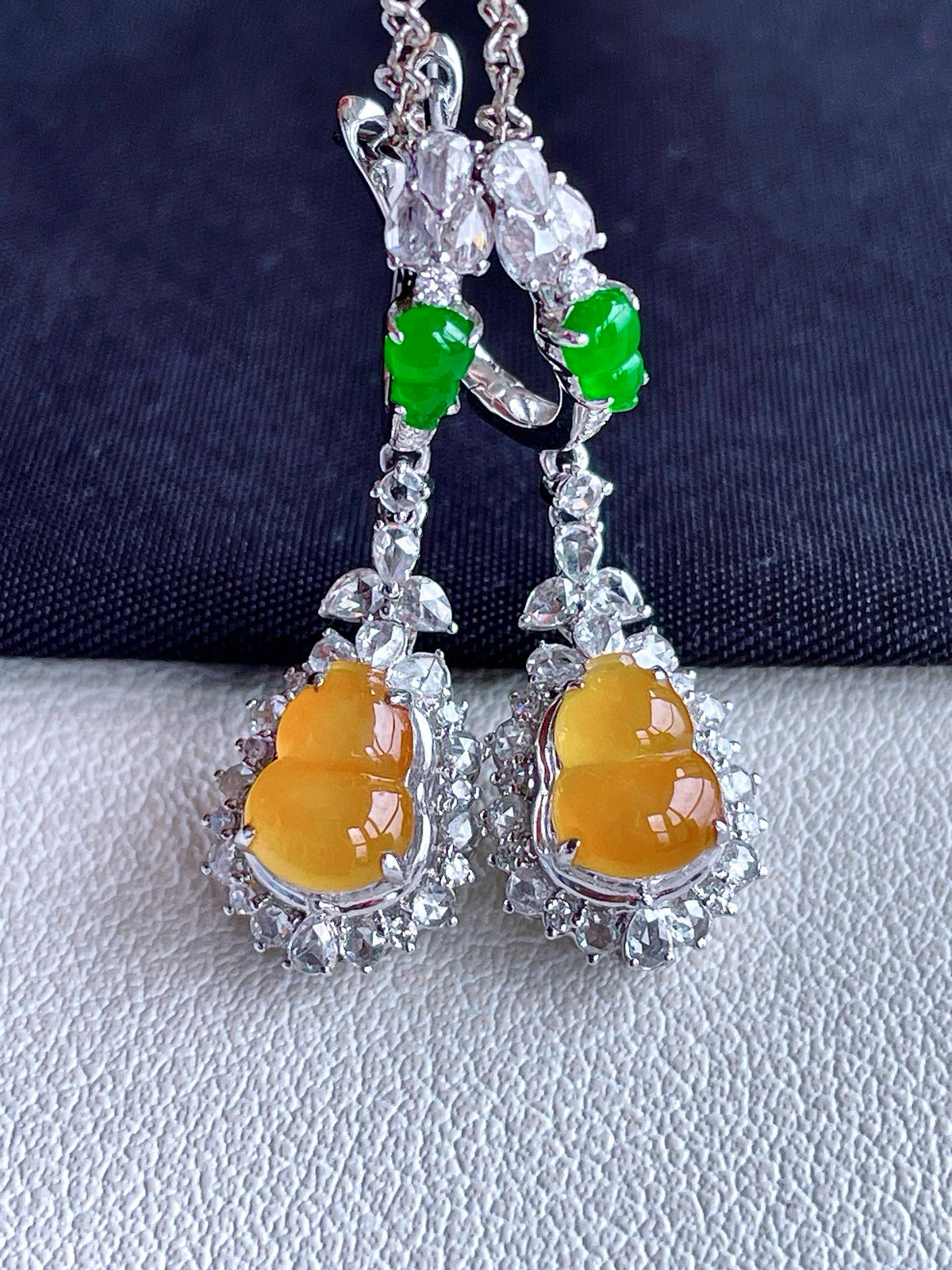 【镶嵌】高冰黄翡葫芦耳坠 
【说明】缅料 18k金镶嵌 性价比高  
【整体】31.8-10-8
