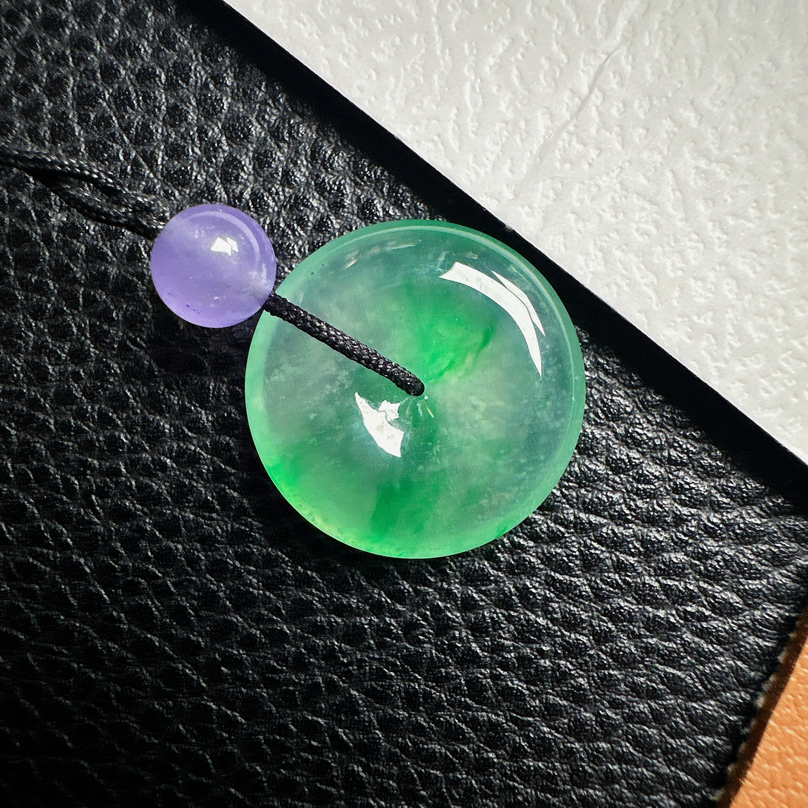 【冰种飘阳绿平安扣】质地细腻，品质很好，冰感十足，胶感明显，收藏品质