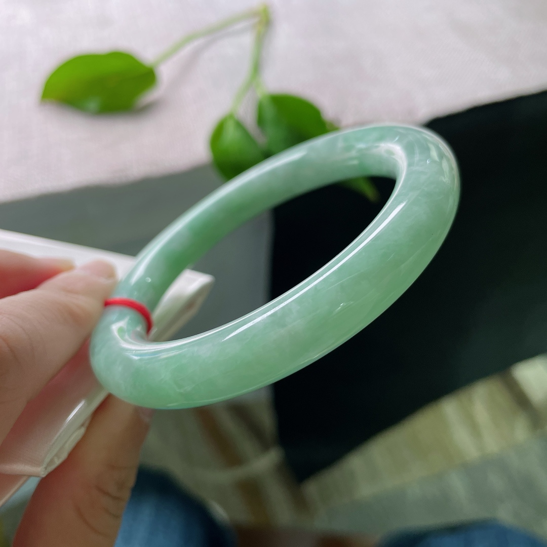 59/10.7，豆绿圆条，水润，鲜亮夺目，像夏天最炽热的阳光。皮纹，ss49540a