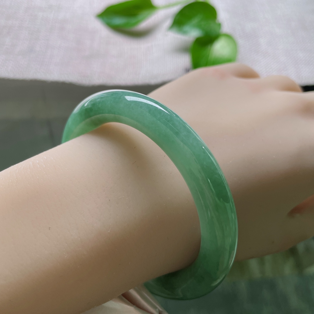 54.8/9.7，绿底圆条，水头好，瑰姿艳逸，镯型圆润饱满，皮纹，ss50145a