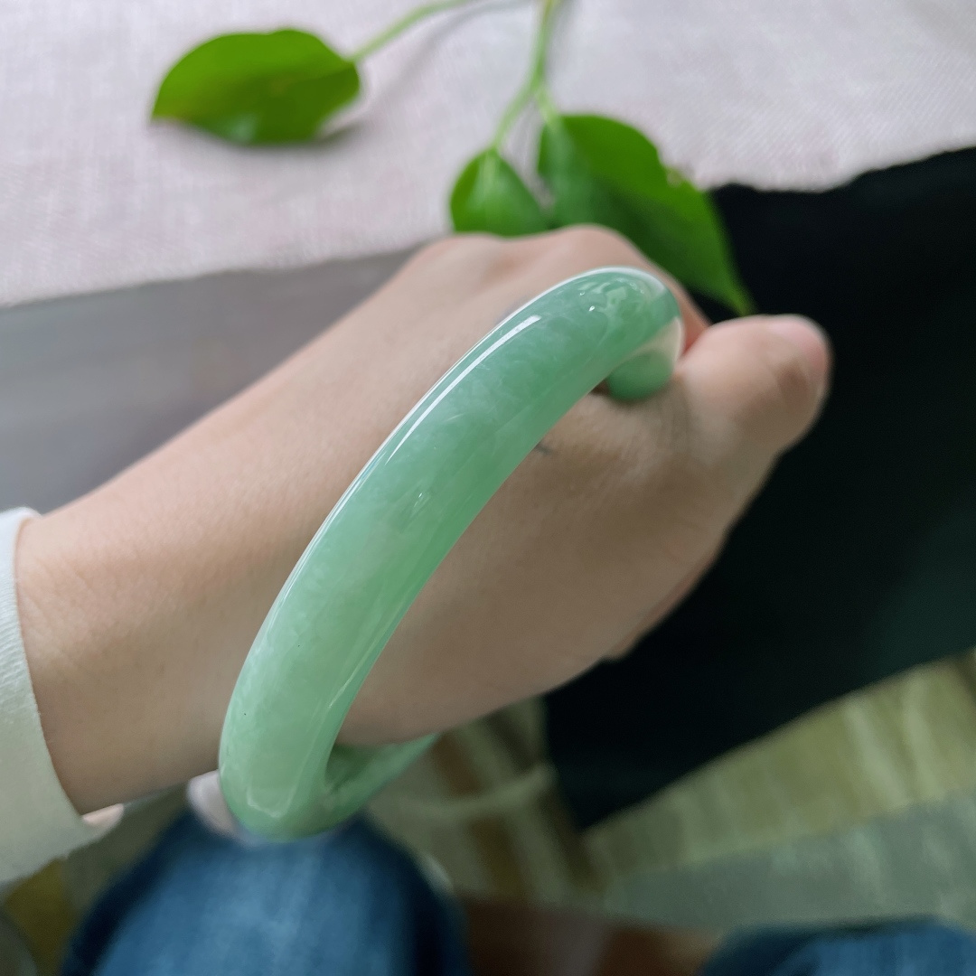 59/10.7，豆绿圆条，水润，鲜亮夺目，像夏天最炽热的阳光。皮纹，ss49540a