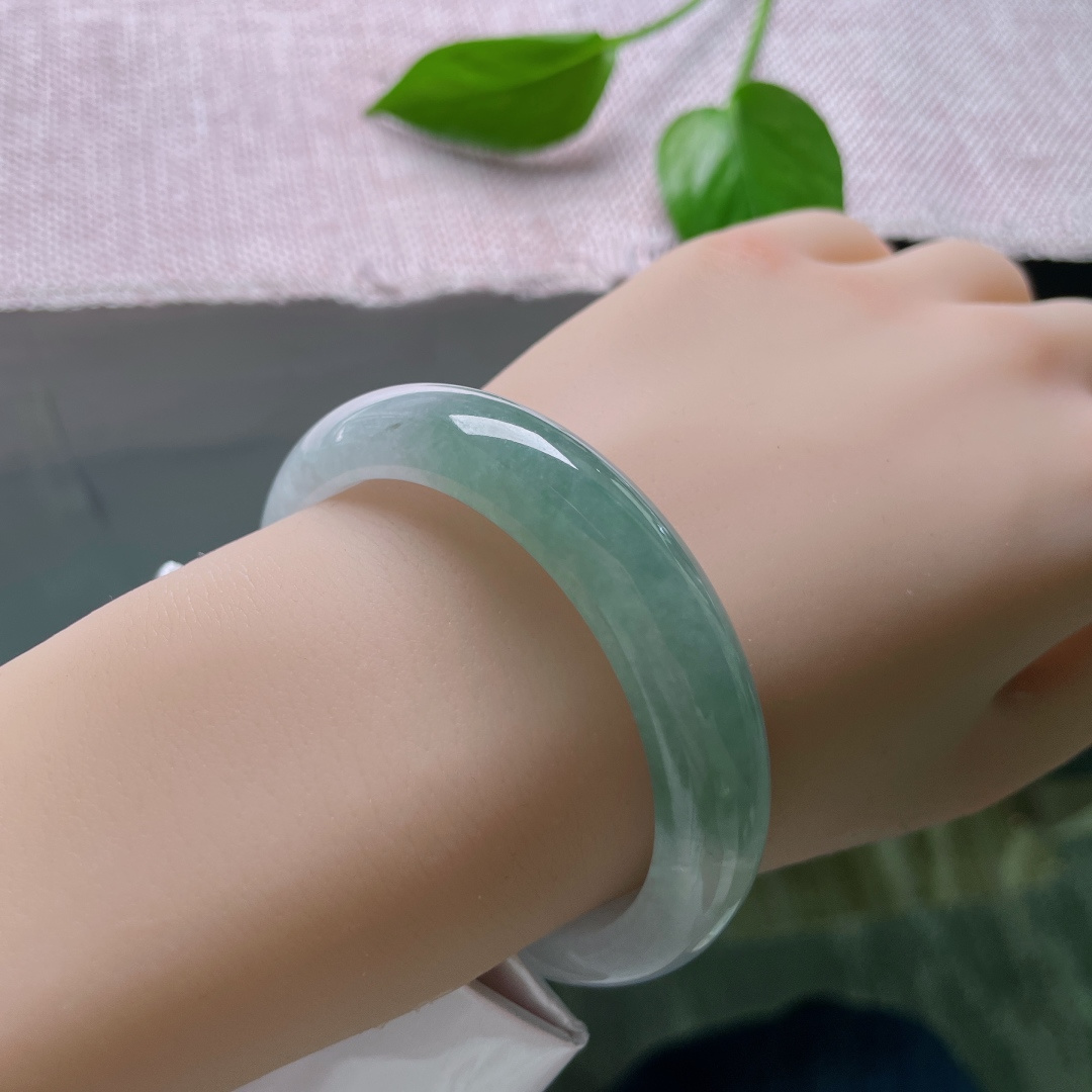 52.7/12/8半山水正圈，水润细腻，半山水有相逢，意境感，贵气。一点皮纹，ss50318a