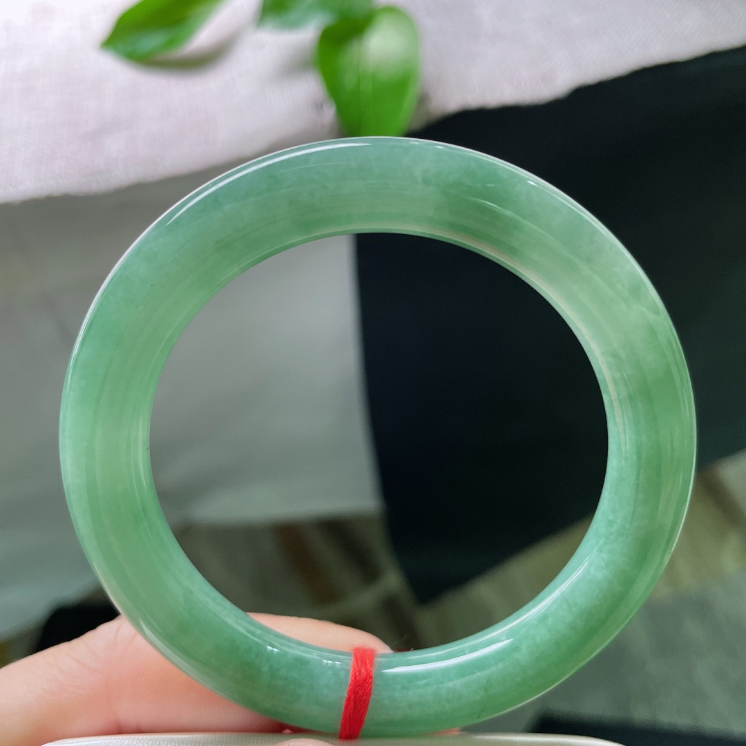 54.8/9.7，绿底圆条，水头好，瑰姿艳逸，镯型圆润饱满，皮纹，ss50145a