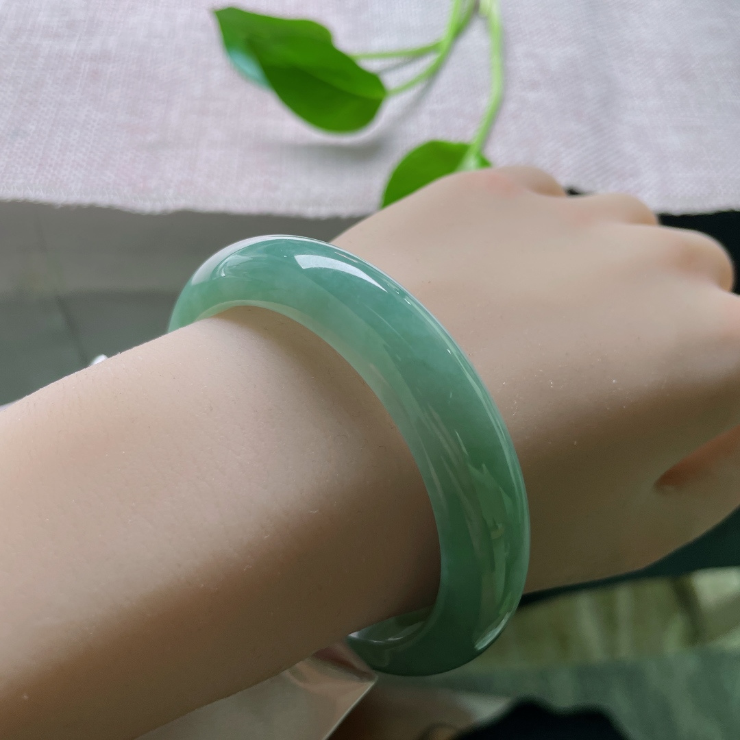 55/12.9/8.2，绿底正圈，柔润细腻，种老，底子干净清爽，皮纹，ss49021a