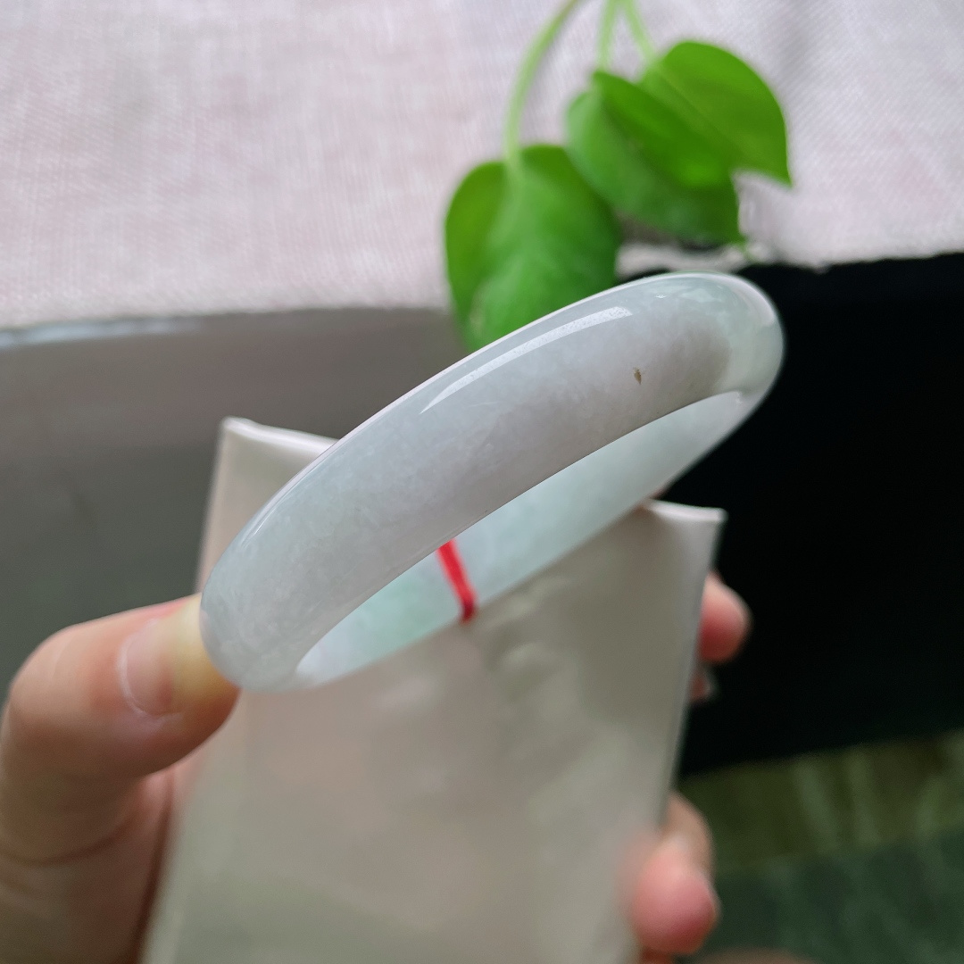 57/13.1/8.2，淡绿底正圈，水头好，质地温润细腻，软玉温香，棉团，ss49807a