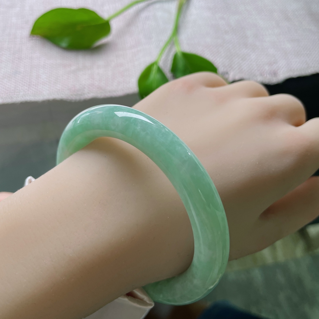 59/10.7，豆绿圆条，水润，鲜亮夺目，像夏天最炽热的阳光。皮纹，ss49540a