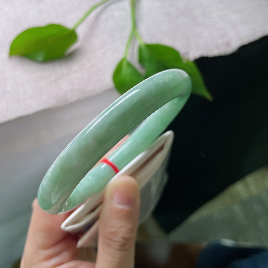 59/10.7，豆绿圆条，水润，鲜亮夺目，像夏天最炽热的阳光。皮纹，ss49540a