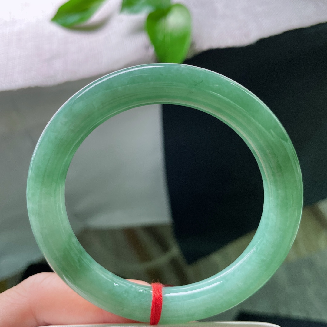 54.8/9.7，绿底圆条，水头好，瑰姿艳逸，镯型圆润饱满，皮纹，ss50145a