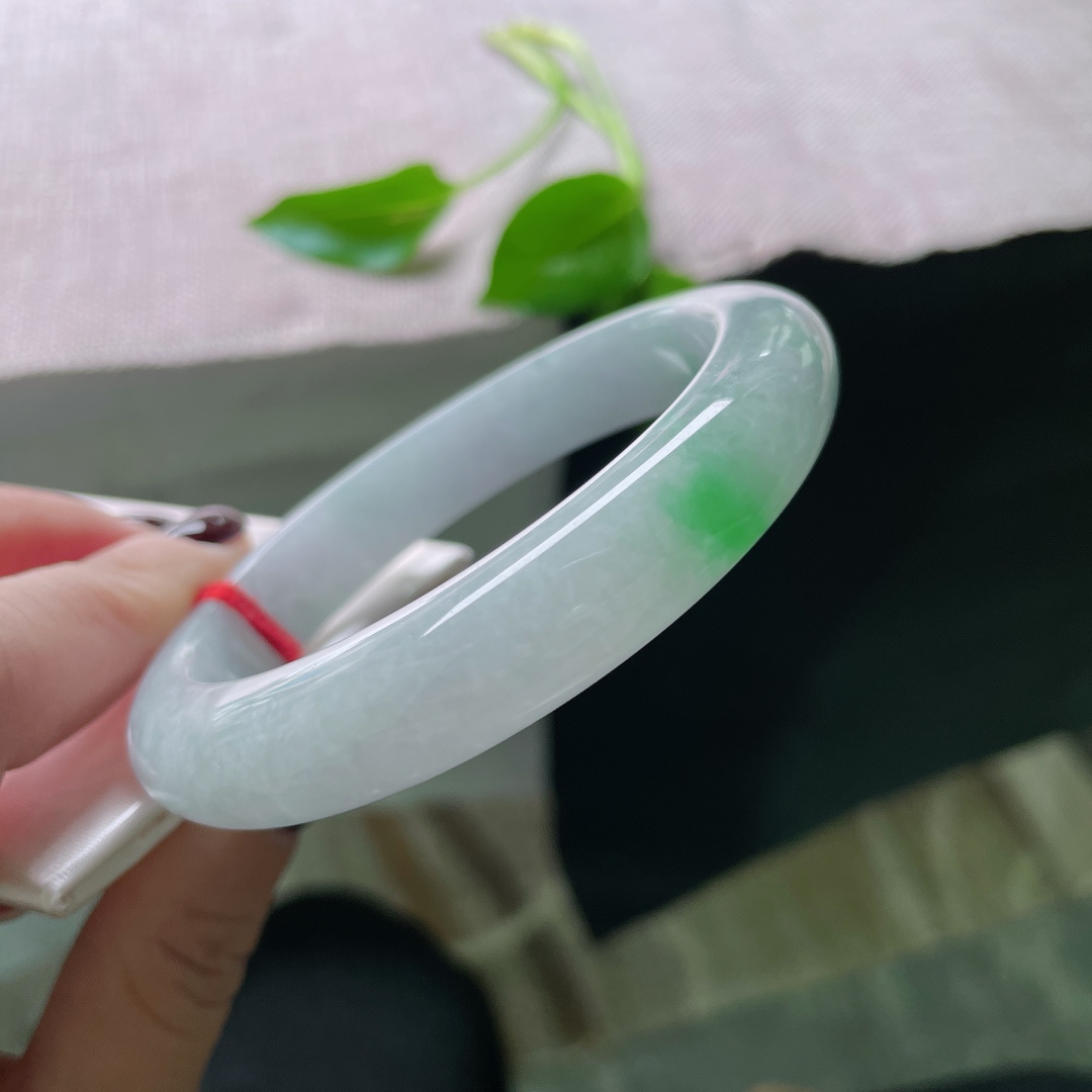 61/12.3/9.2，飘阳绿正圈，大圈口，俏色点缀，种老水足，贵气，晶体，ss49916a