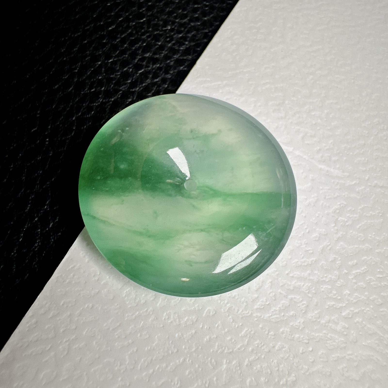 【冰种飘绿平安扣】质地细腻，品质很好，冰感十足，胶感明显，收藏品质