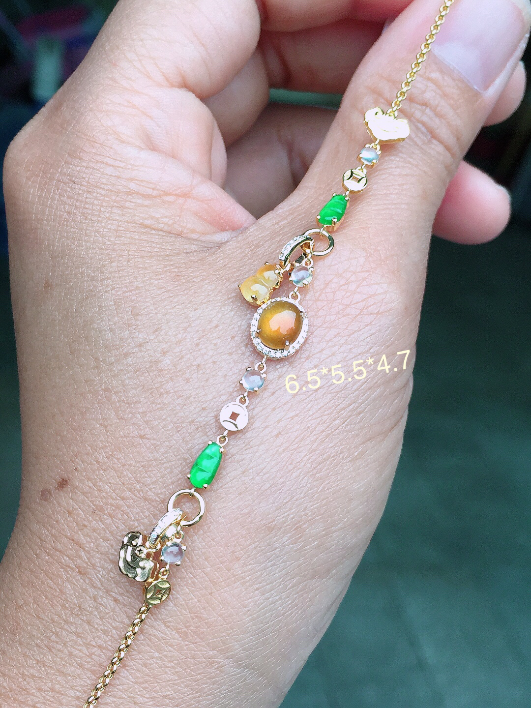 黄翡蛋面手链，色泽均匀艳丽，玉质细腻，荧光感超
强，饱满圆润，尽显优雅气质，18k
金豪华镶嵌