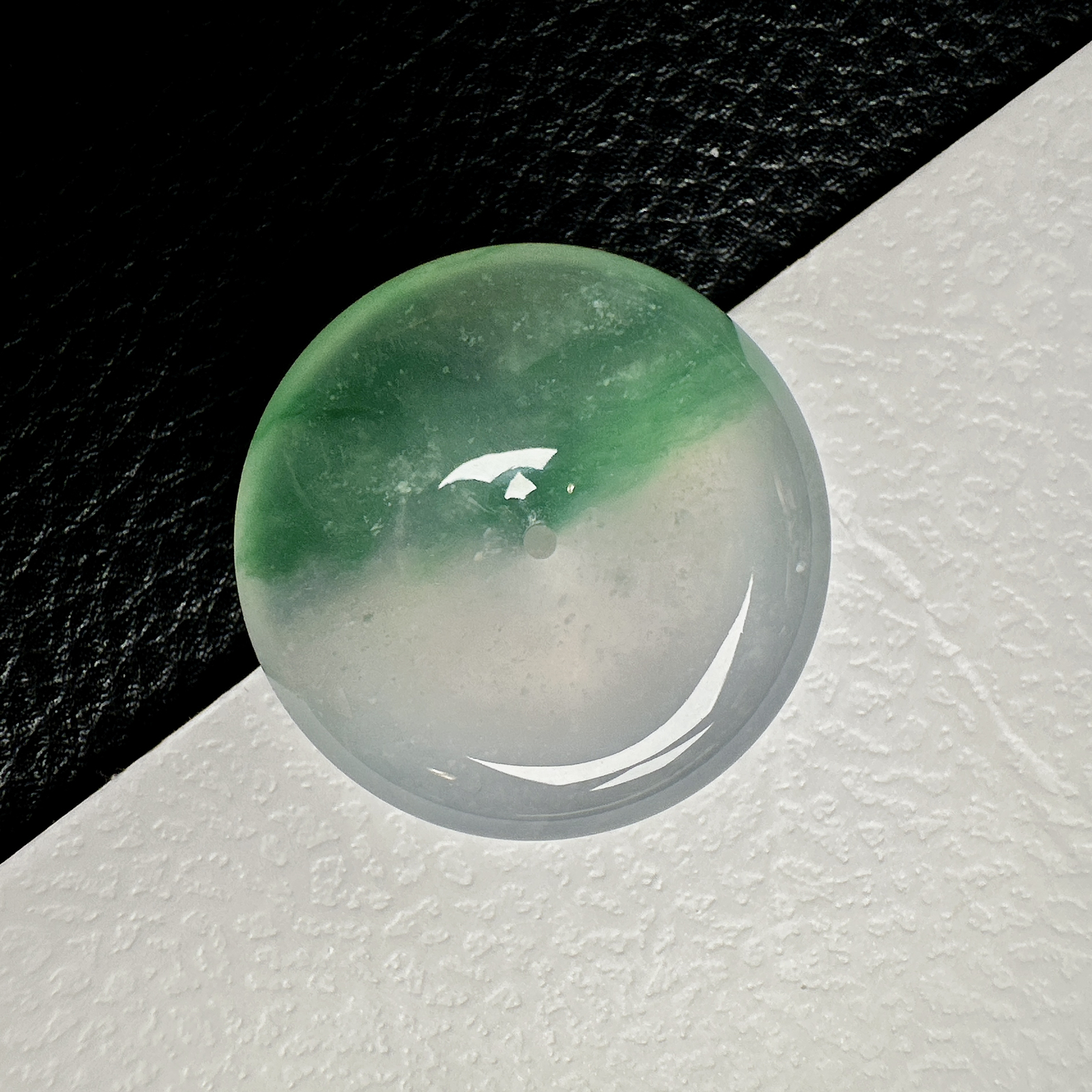 【冰种飘绿平安扣】质地非常细腻干净，冰润十足，种老冰透，收藏品质