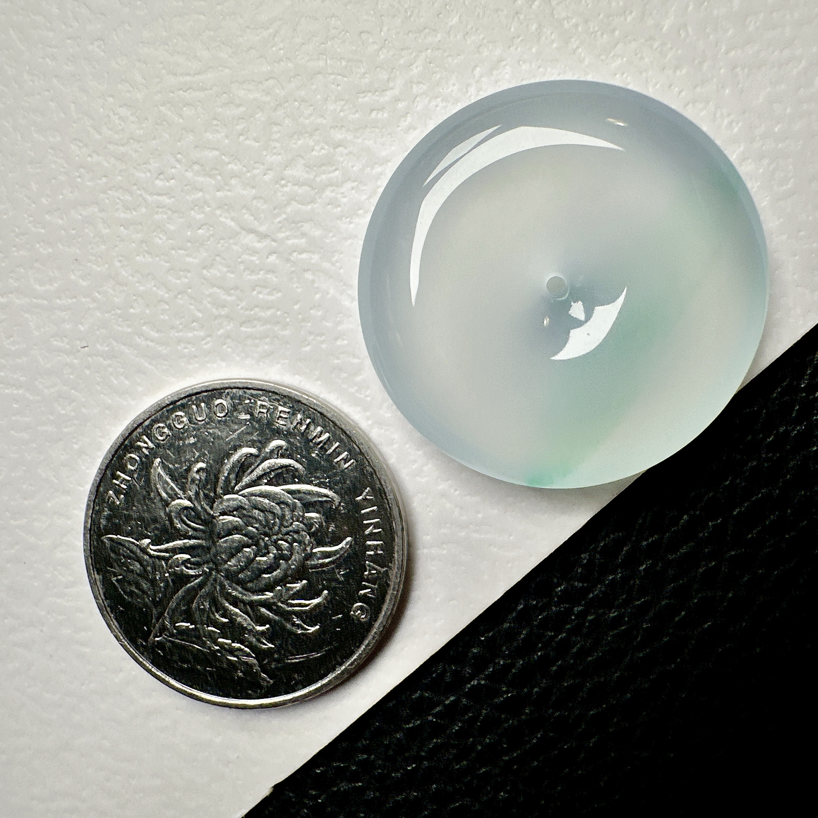 【冰种一摸绿平安扣】质地细腻，品质很好，冰感十足，胶感明显，收藏品质