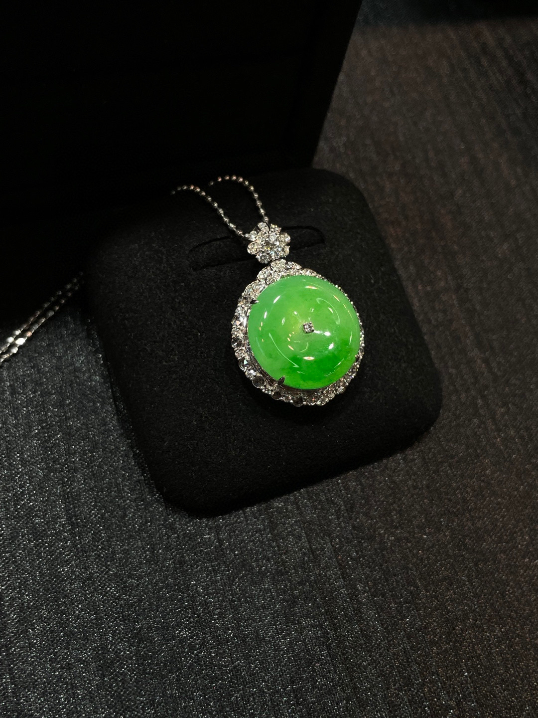 冰阳绿 飘花 平安扣吊坠

18k金配钻镶嵌