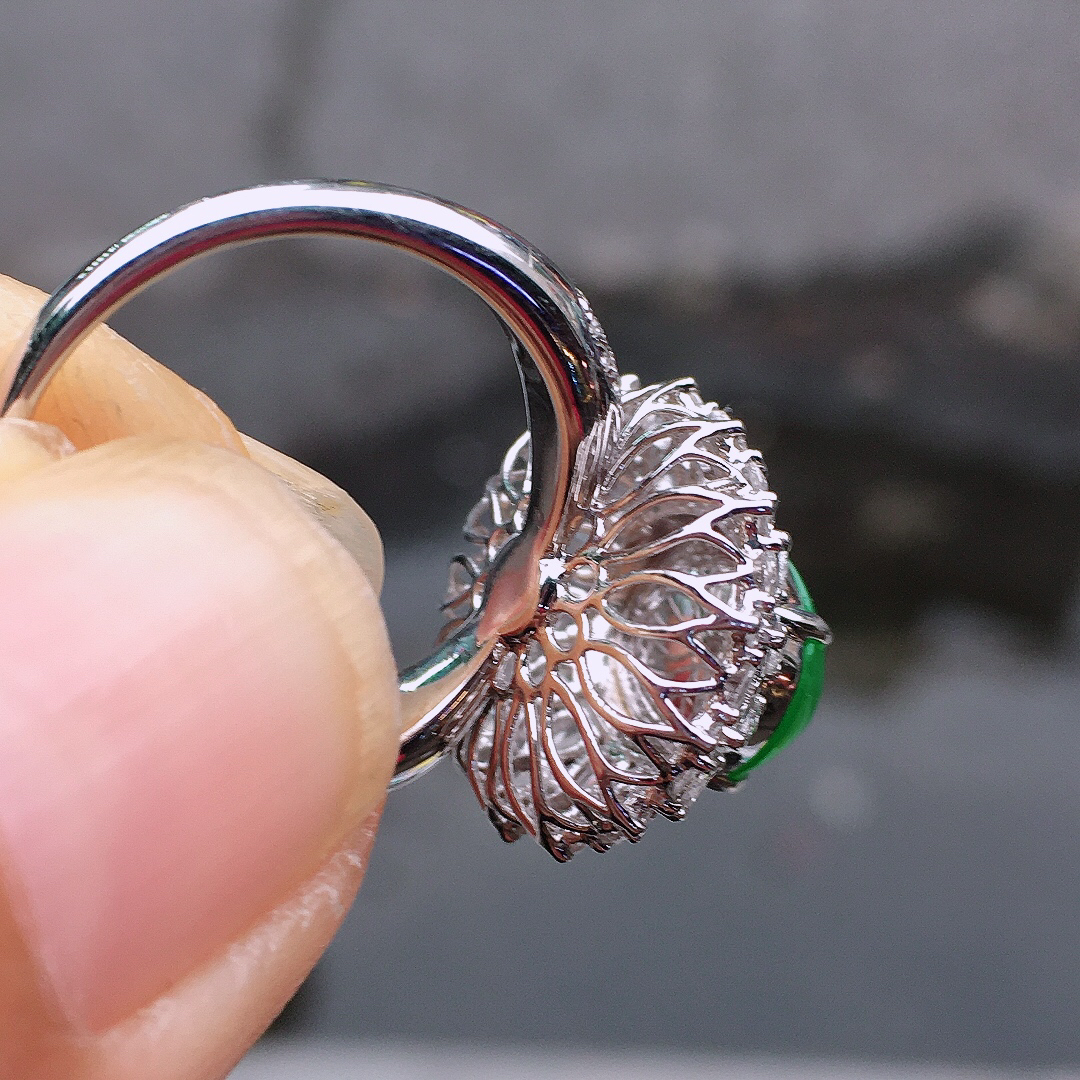 阳绿蛋面戒指，色泽均匀艳丽，玉质细腻，荧光感超
强，饱满圆润，尽显优雅气质，18k
金豪华镶嵌