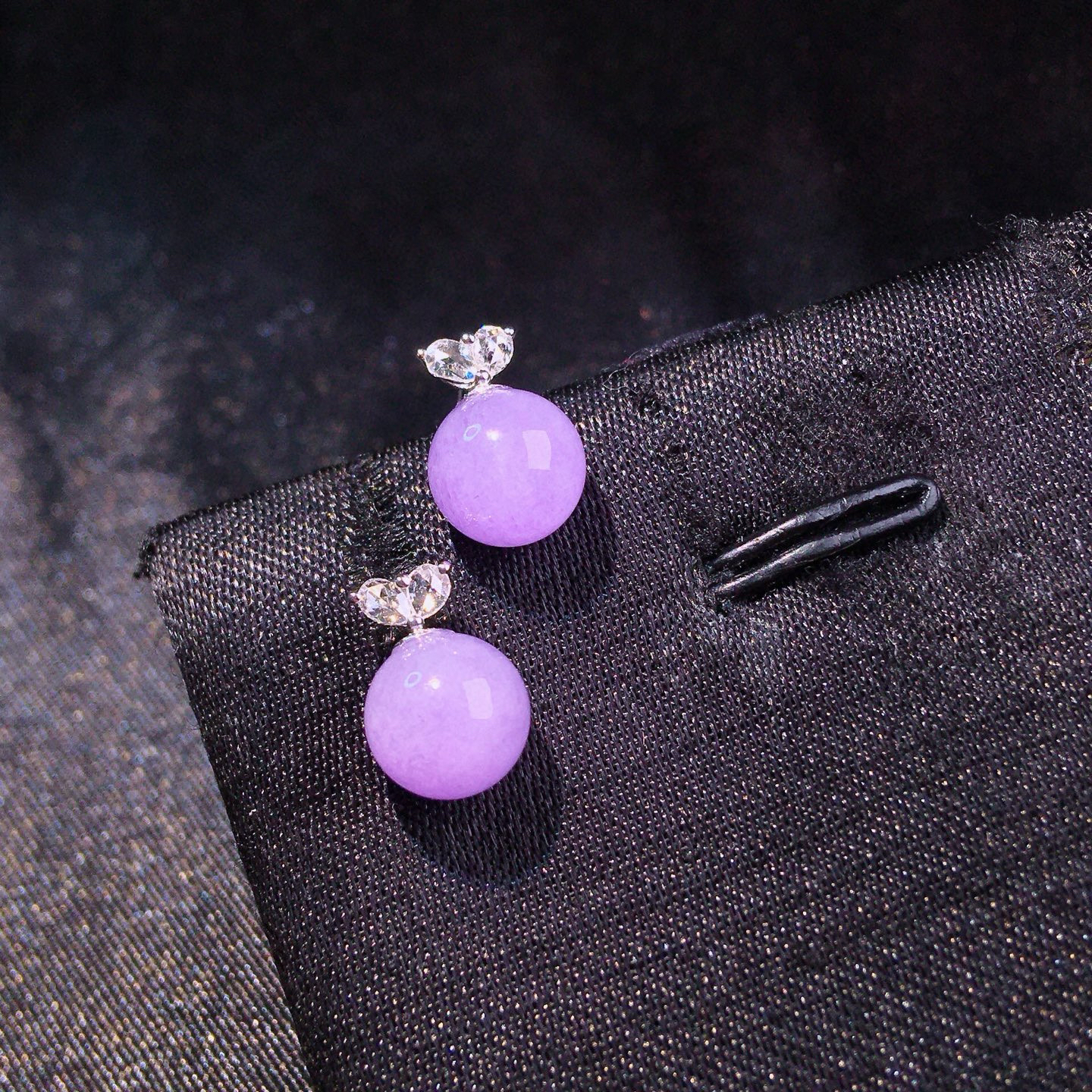 紫罗兰圆珠耳钉，颜色靓丽，水润起胶，料子清爽。