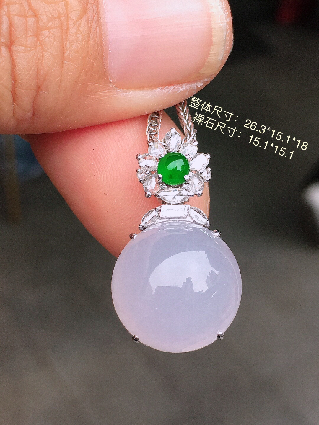 紫罗兰蛋面吊坠，色泽均匀艳丽，玉质细腻，荧光感超
强，饱满圆润，尽显优雅气质，18k
金豪华镶嵌