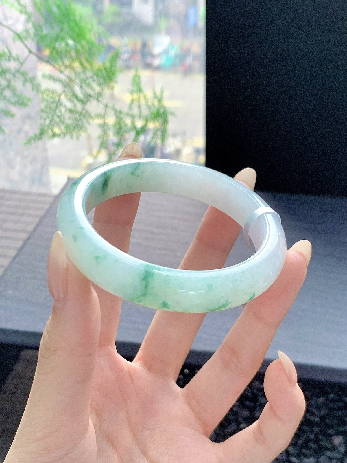 【晴底飘花手镯】
水润晴底飘花，底子细腻光滑富有大自然的美感，一抹浓浓色系很大气
【尺寸】55-12-8mm