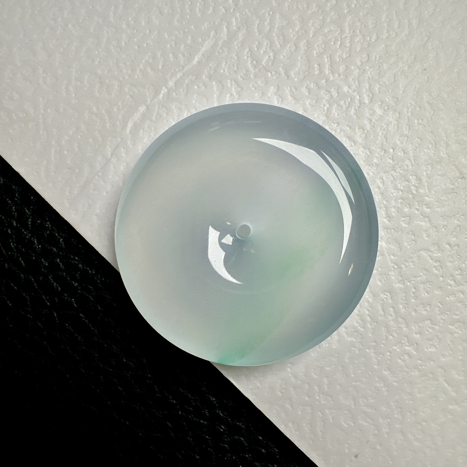 【冰种一摸绿平安扣】质地细腻，品质很好，冰感十足，胶感明显，收藏品质