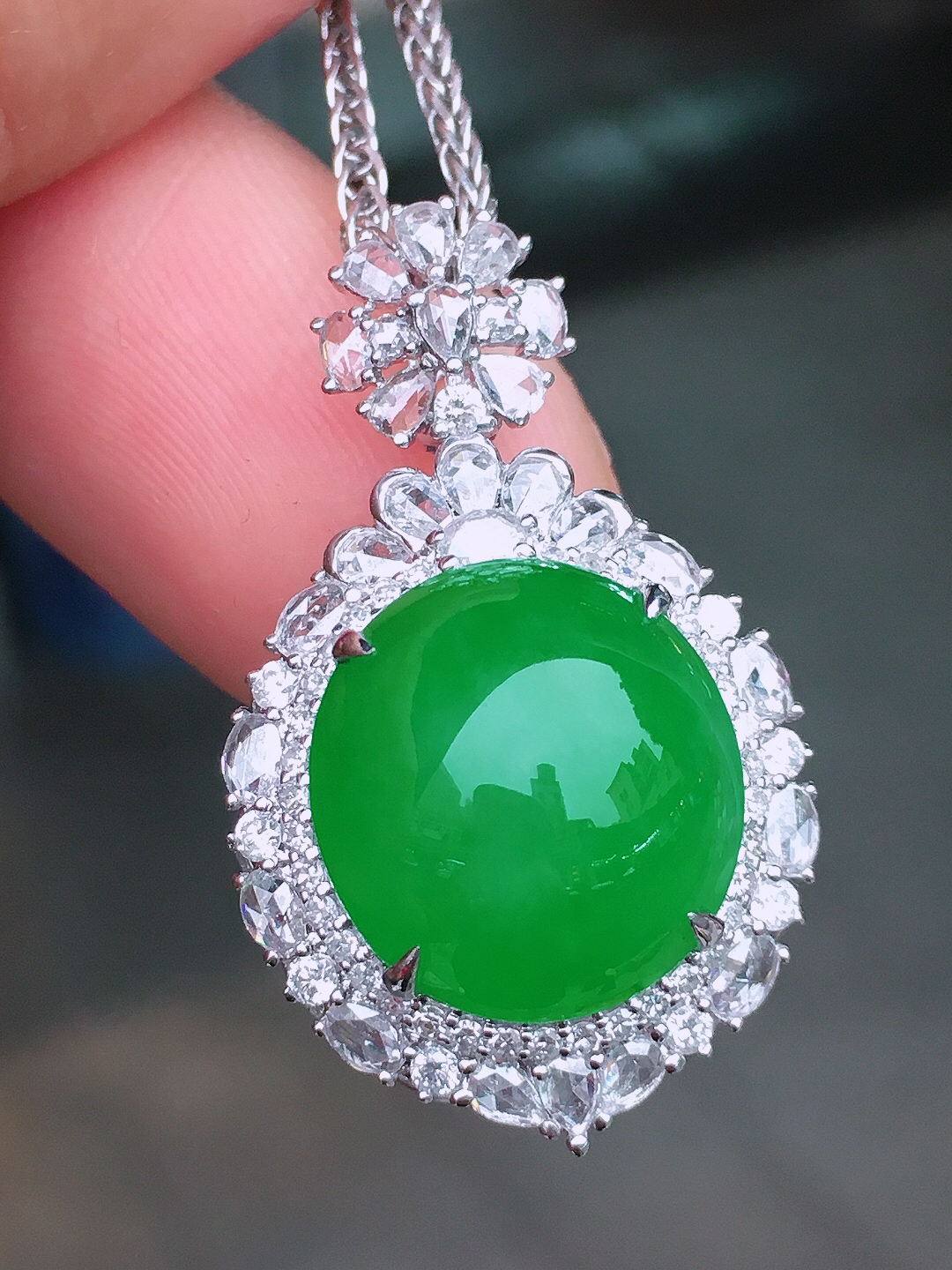 阳绿蛋面吊坠，色泽均匀艳丽，玉质细腻，荧光感超
强，饱满圆润，尽显优雅气质，18k
金豪华镶嵌