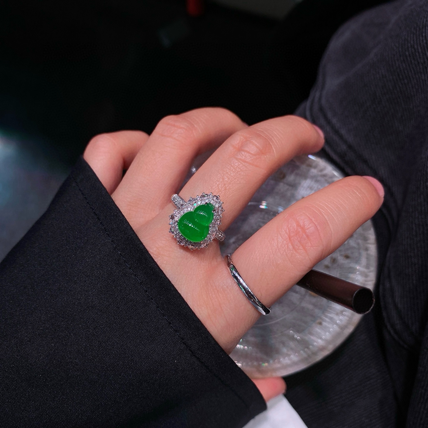 冰阳绿葫芦戒指 
冰透种好 色阳色甜
18k金镶嵌 高性价比‼️
尺寸如图一  实物更美～