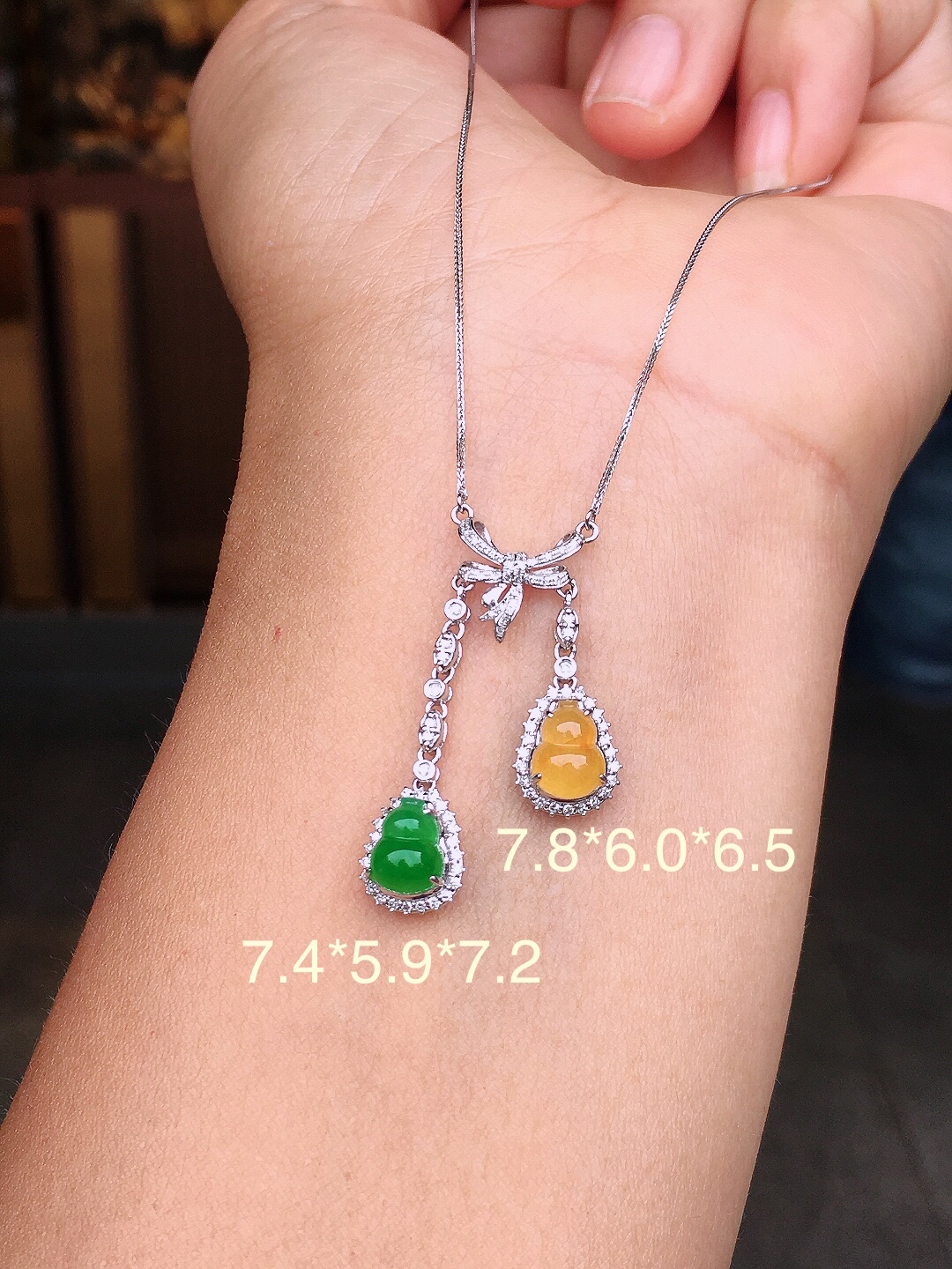 （黄+绿）二合一锁骨链，色泽均匀艳丽，玉质细腻，荧光感超
强，饱满圆润，尽显优雅气质，18k
金豪华镶嵌