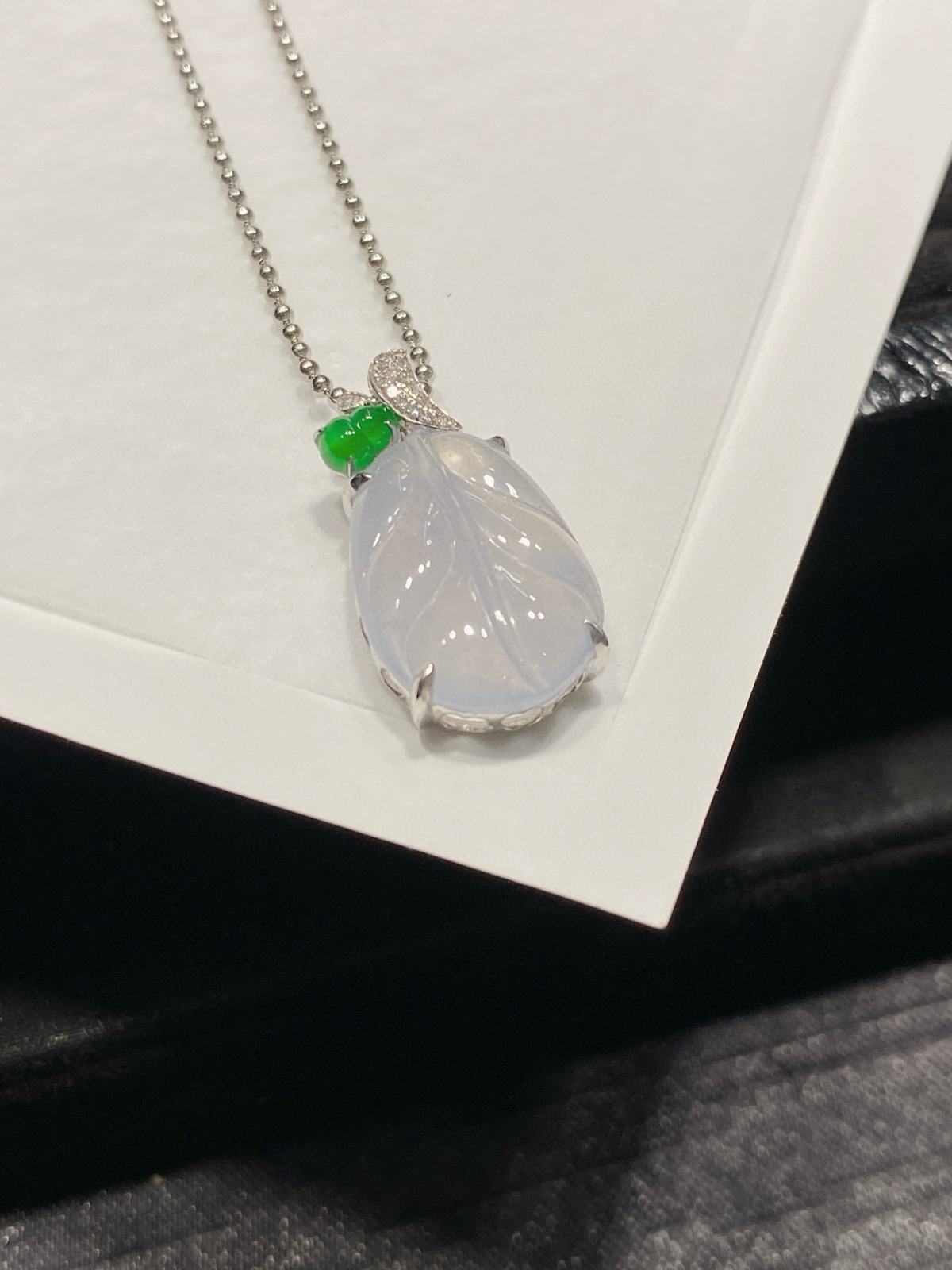 淡紫·叶子

淡紫冰叶的柔润心动，紫得清雅，冰得透亮