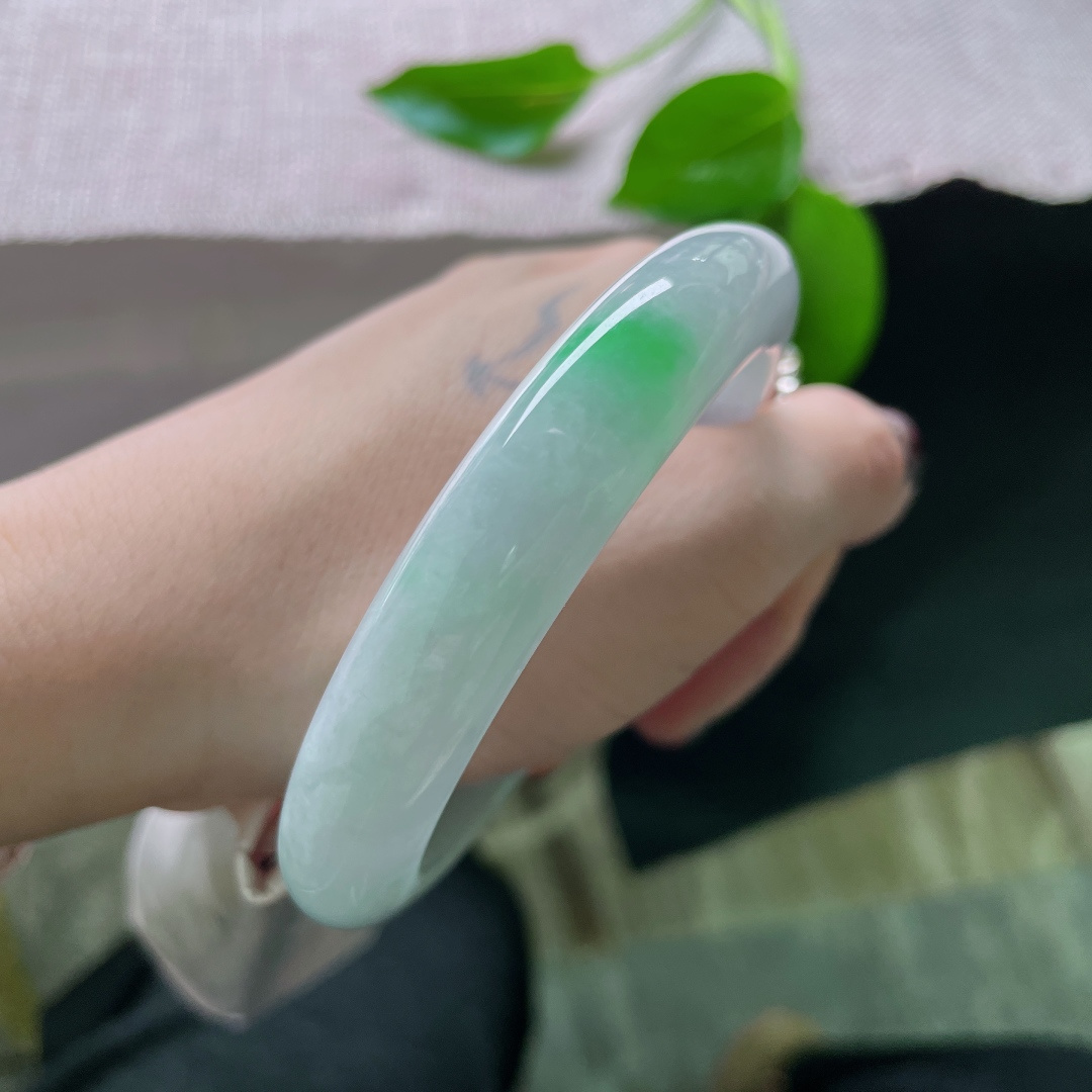 61/12.3/9.2，飘阳绿正圈，大圈口，俏色点缀，种老水足，贵气，晶体，ss49916a