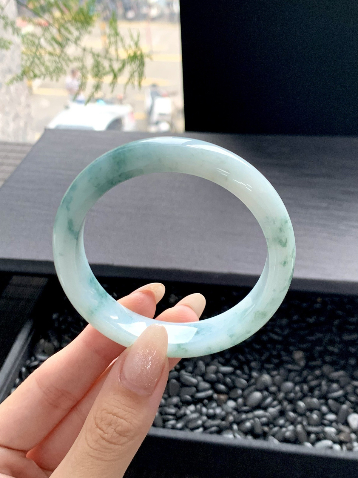 【冰飘花手镯】
清爽花色灵动而飘渺，勾勒出一副唯美诗意的山水意境画，古典优雅又秀气
【尺寸】55-12-8mm