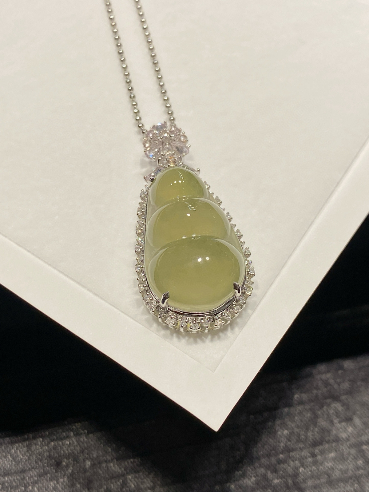 黄翡·福豆

胶润胖福豆，好饱满厚鼓，把财气揉进玉里