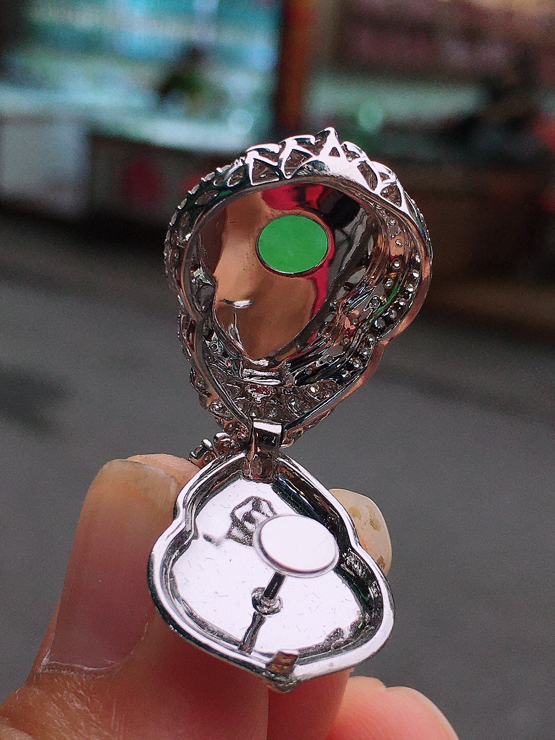 阳绿葫芦吊坠，色泽均匀艳丽，玉质细腻，荧光感超
强，饱满圆润，尽显优雅气质，18k
金豪华镶嵌