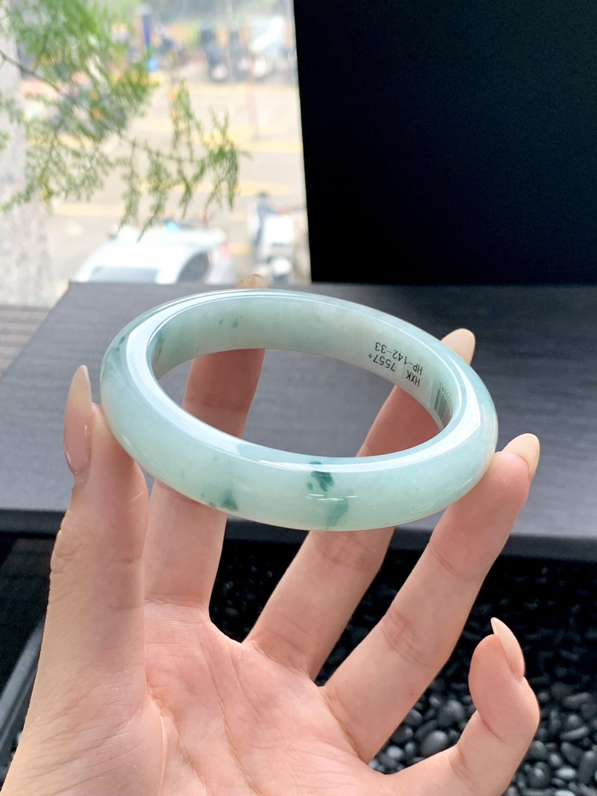 【冰飘花手镯】
缓缓坠入绿林江南满圈藻绿花色 清气若兰，道不尽的中式清雅，沁人心脾️（微瑕）
【尺寸】55-12-8mm