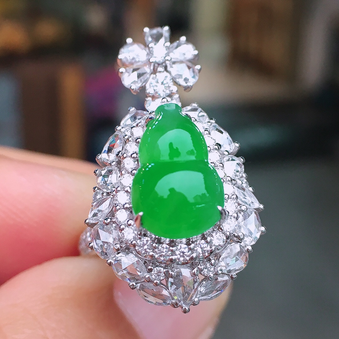 阳绿葫芦戒指/吊坠两用款，色泽均匀艳丽，玉质细腻，荧光感超
强，饱满圆润，尽显优雅气质，18k
金豪