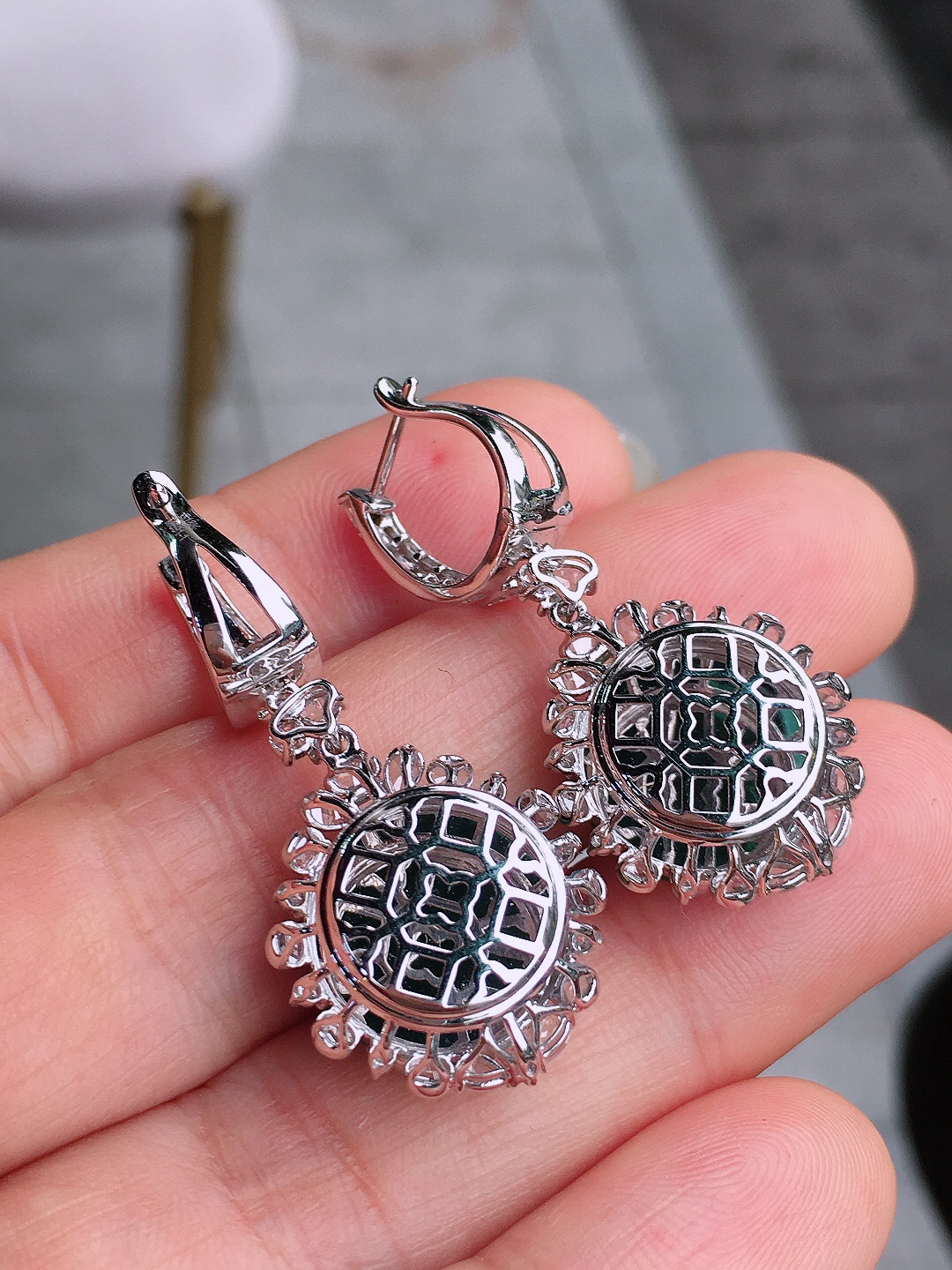 阳绿平安扣耳坠，色泽均匀艳丽，玉质细腻，荧光感超
强，饱满圆润，尽显优雅气质，18k
金豪华镶嵌