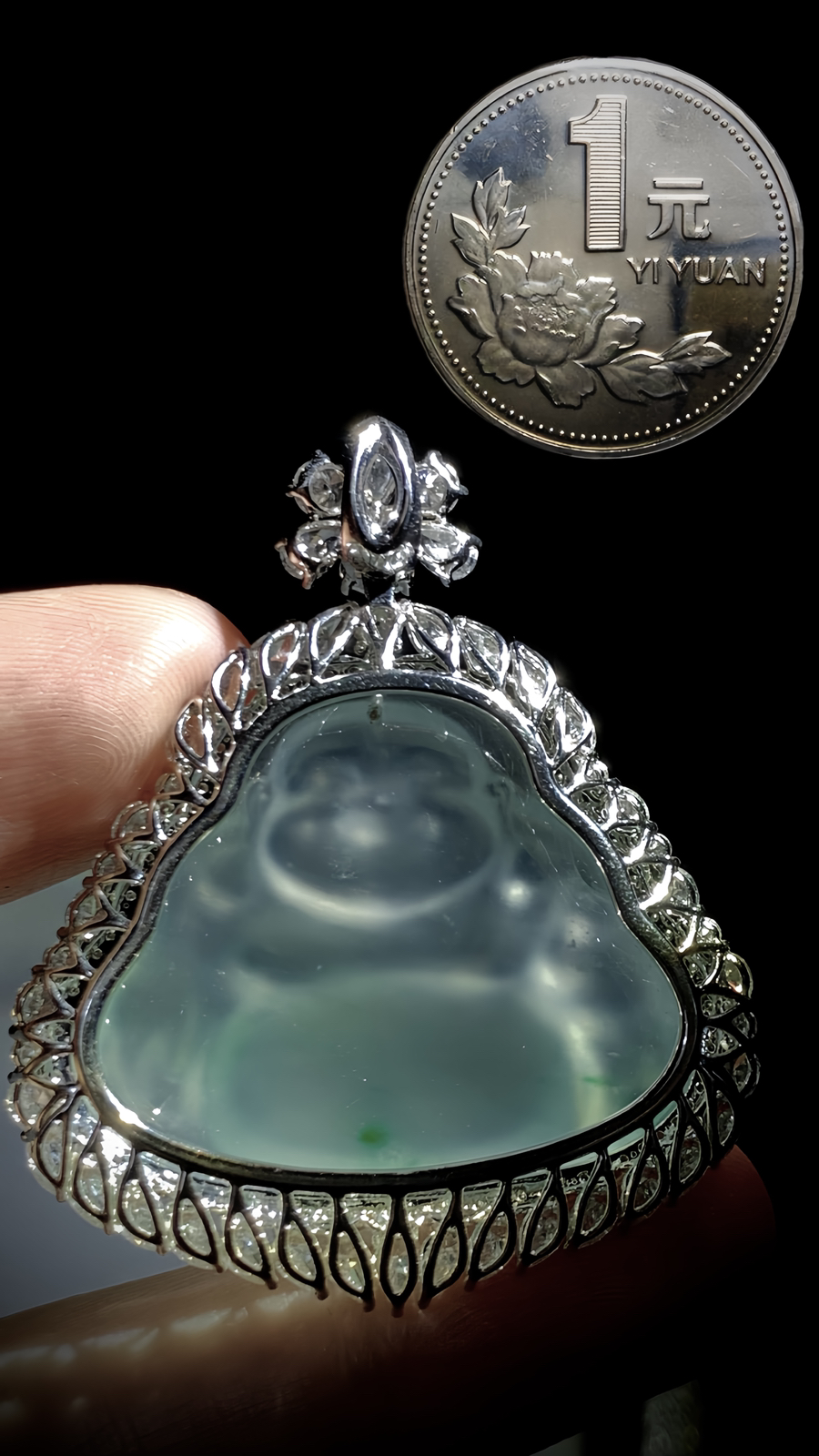 自在弥勒佛，
笑口常开，大肚能容，欢喜如意，
裸石34.5-28.5-6.5mm，
整体39.8-48.5-13.2mm，18.65g，
18K金，南非钻