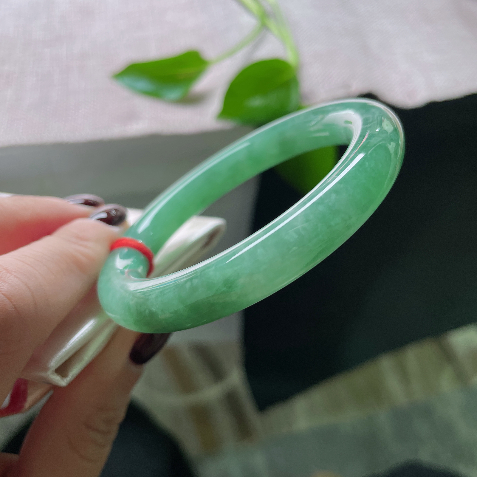 52.3/9.6绿底圆条，水润细腻，种老，翠色伊人，自带贵气，皮纹..