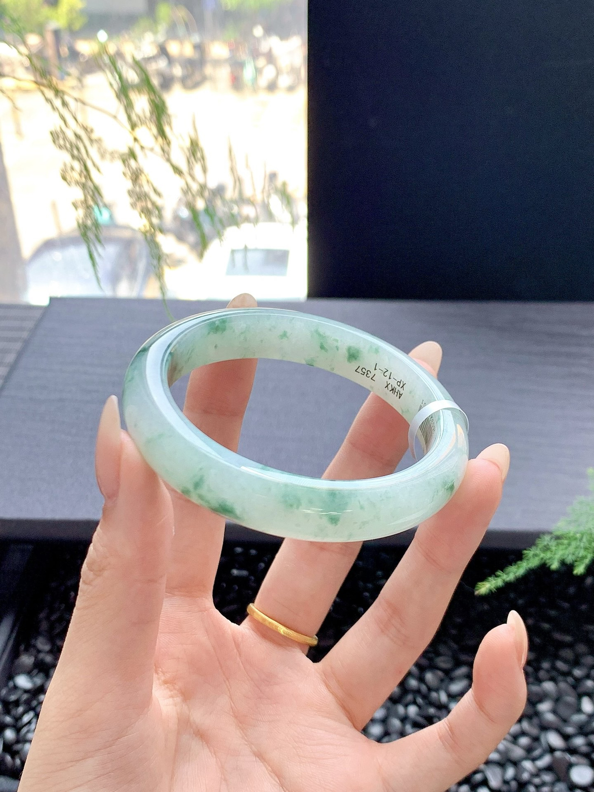 【晴底飘花手镯】
一汀烟雨杏花寒雨过天晴的柔风绿色 澄净湖水的宁静仿佛整个春天都在里面
【尺寸】54-12-8mm