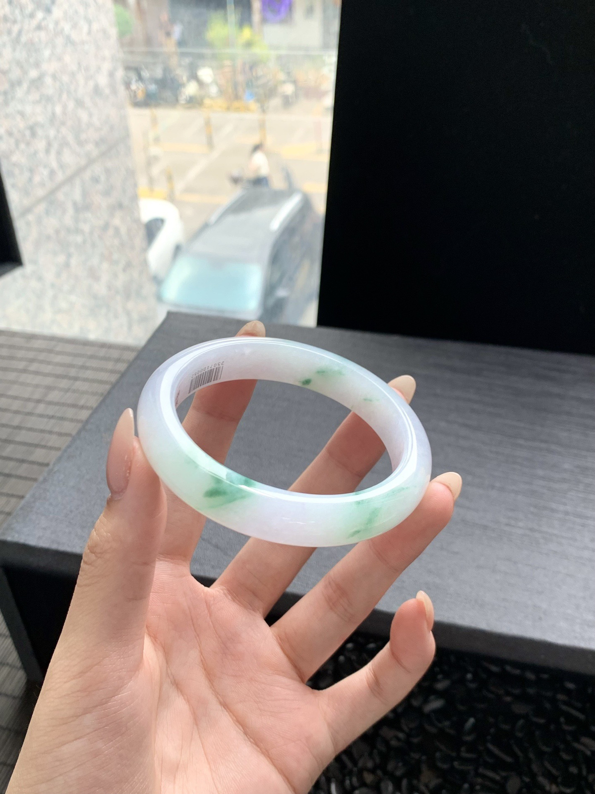 【冰飘花手镯】
天涯何处无芳草如花似梦 游于水中的花盛开绽放水上生花 宛如一幅完整的山水画卷
【尺寸】57-12-8mm