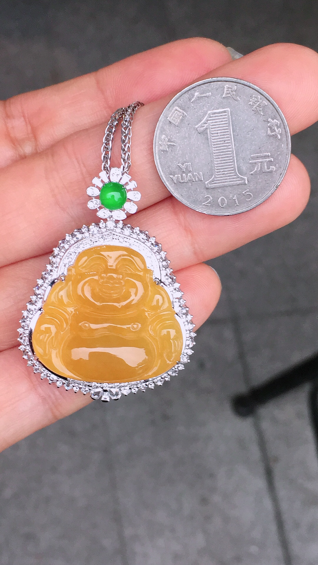 黄翡佛公吊坠，色泽均匀艳丽，玉质细腻，荧光感超
强，饱满圆润，尽显优雅气质，18k
金豪华镶嵌