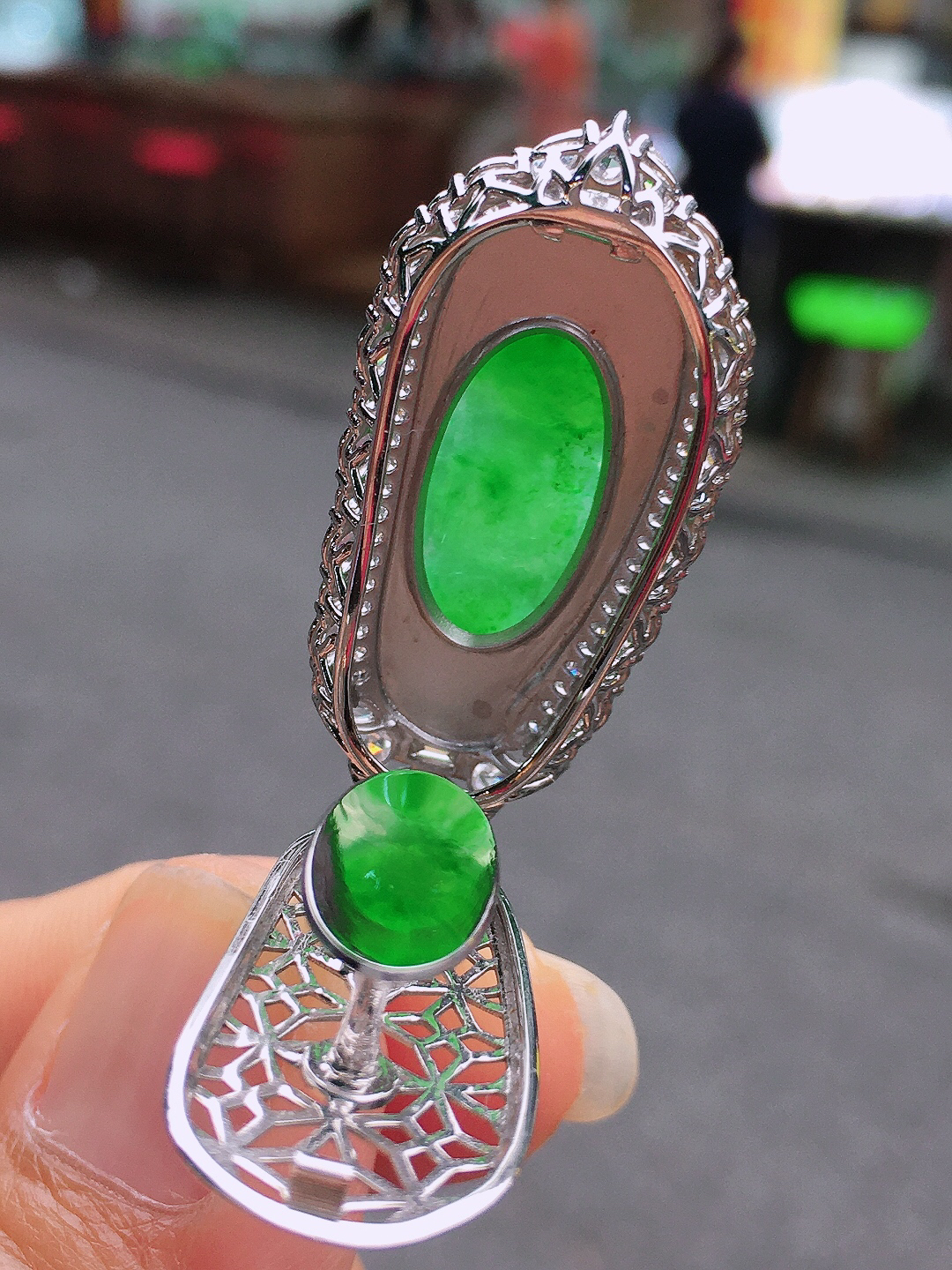 阳绿福豆吊坠，色泽艳丽，玉质细腻，荧光感超
强，饱满圆润，尽显优雅气质，18k
金豪华镶嵌