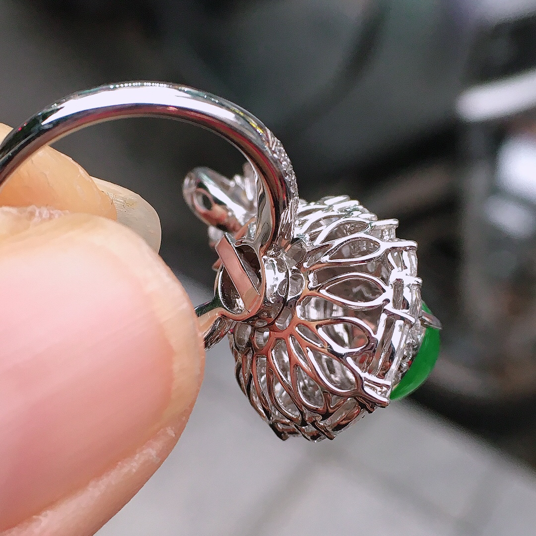 阳绿葫芦戒指/吊坠两用款，色泽均匀艳丽，玉质细腻，荧光感超
强，饱满圆润，尽显优雅气质，18k
金豪华镶嵌