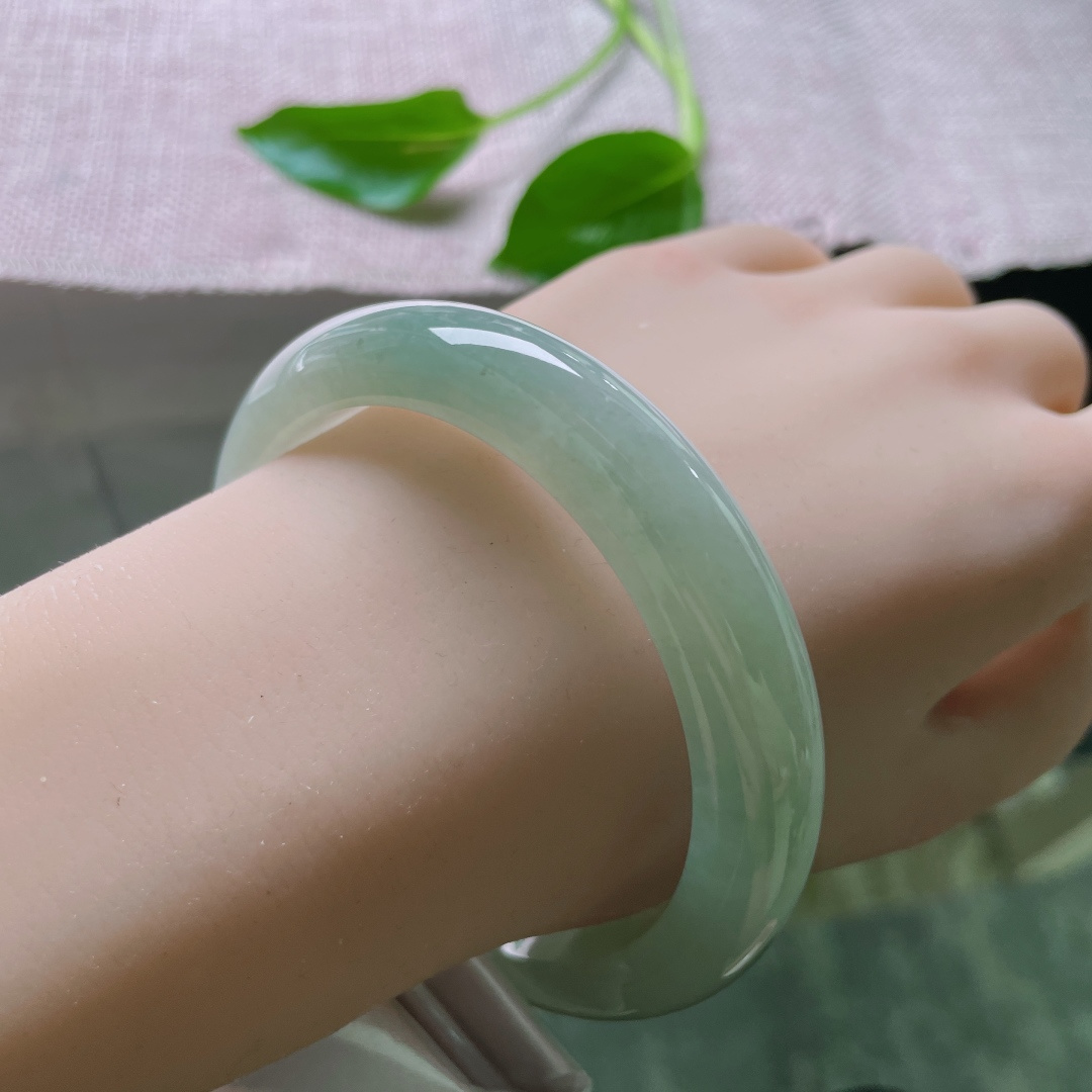 57.3/12.2/8.8，淡绿底正圈，水润，如凝新茶，似含春水。细纹不影响，ss49725a