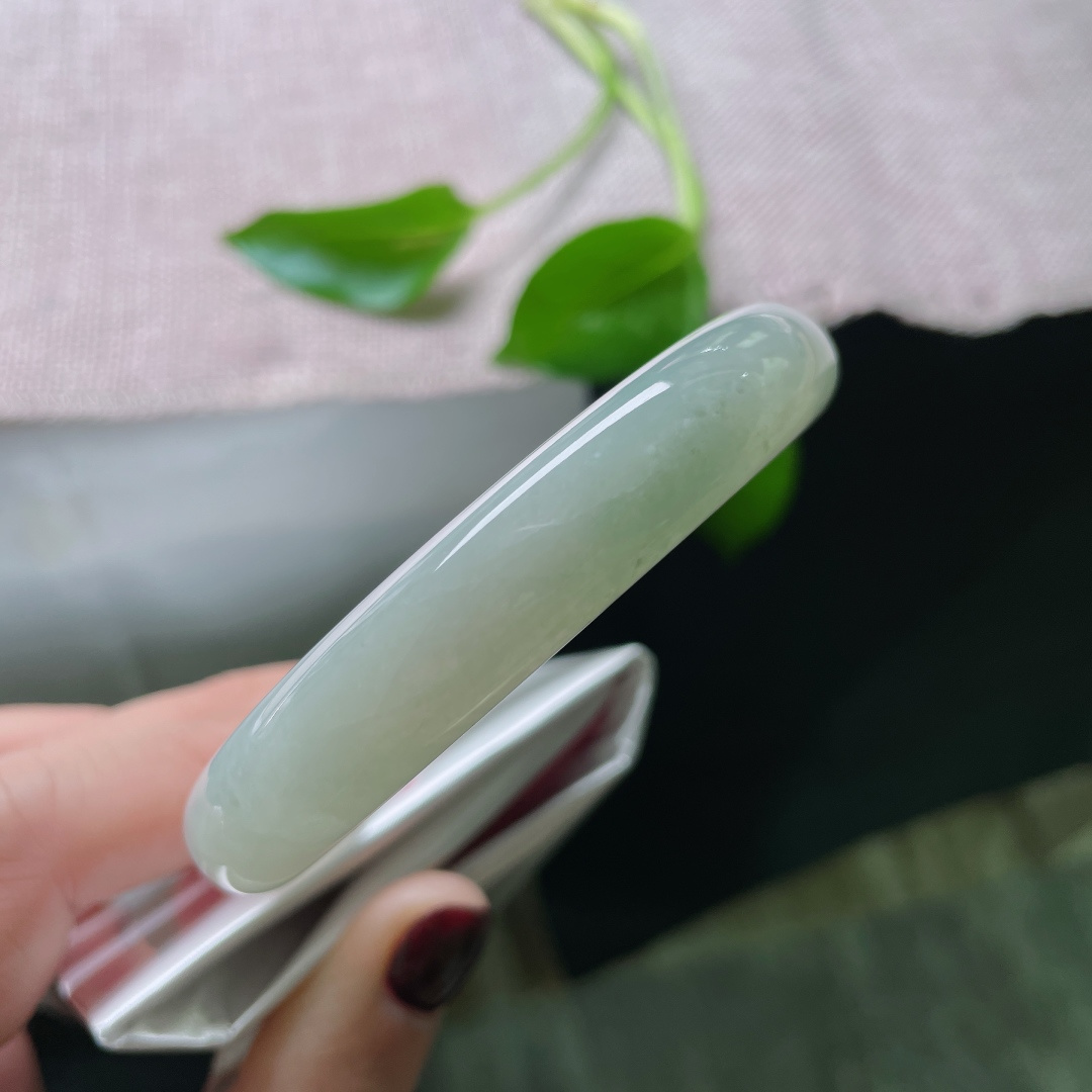 57.3/12.2/8.8，淡绿底正圈，水润，如凝新茶，似含春水。细纹不影响，ss49725a